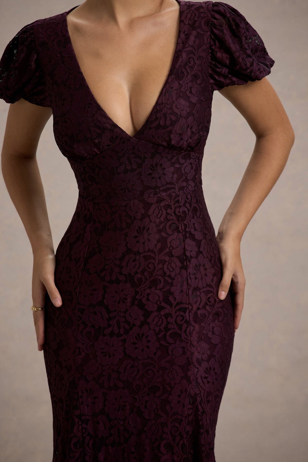 Elestria | Vestido con escote en V con encaje y manga corta abullonada
