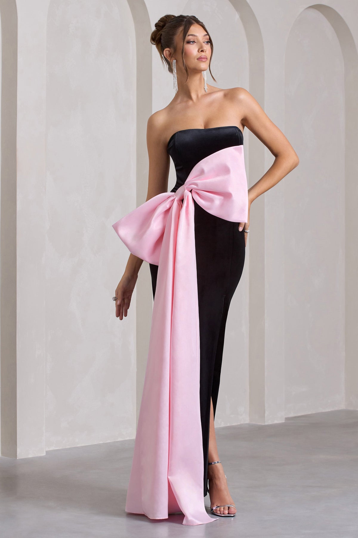 Best Wishes | Vestido largo de terciopelo negro y lazo rosa lateral extra grande