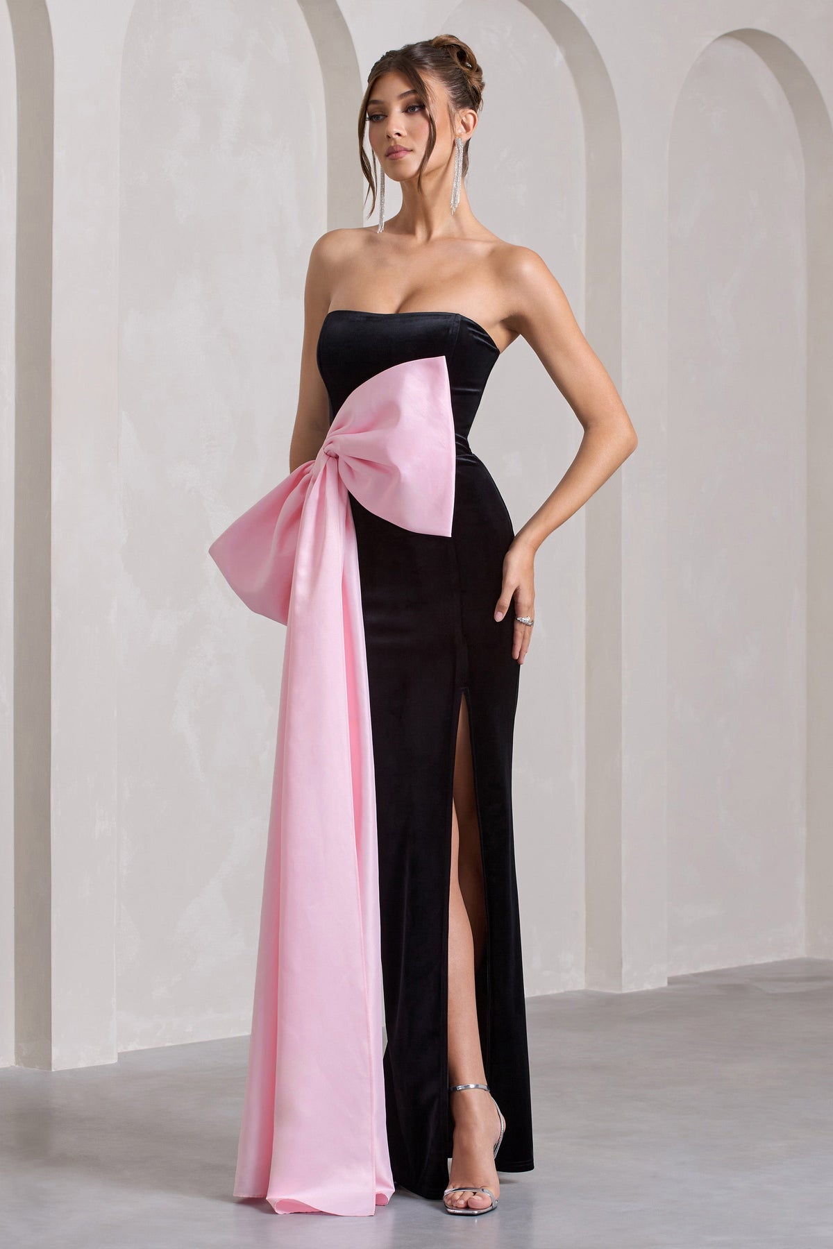 Best Wishes | Vestido largo de terciopelo negro y lazo rosa lateral extra grande