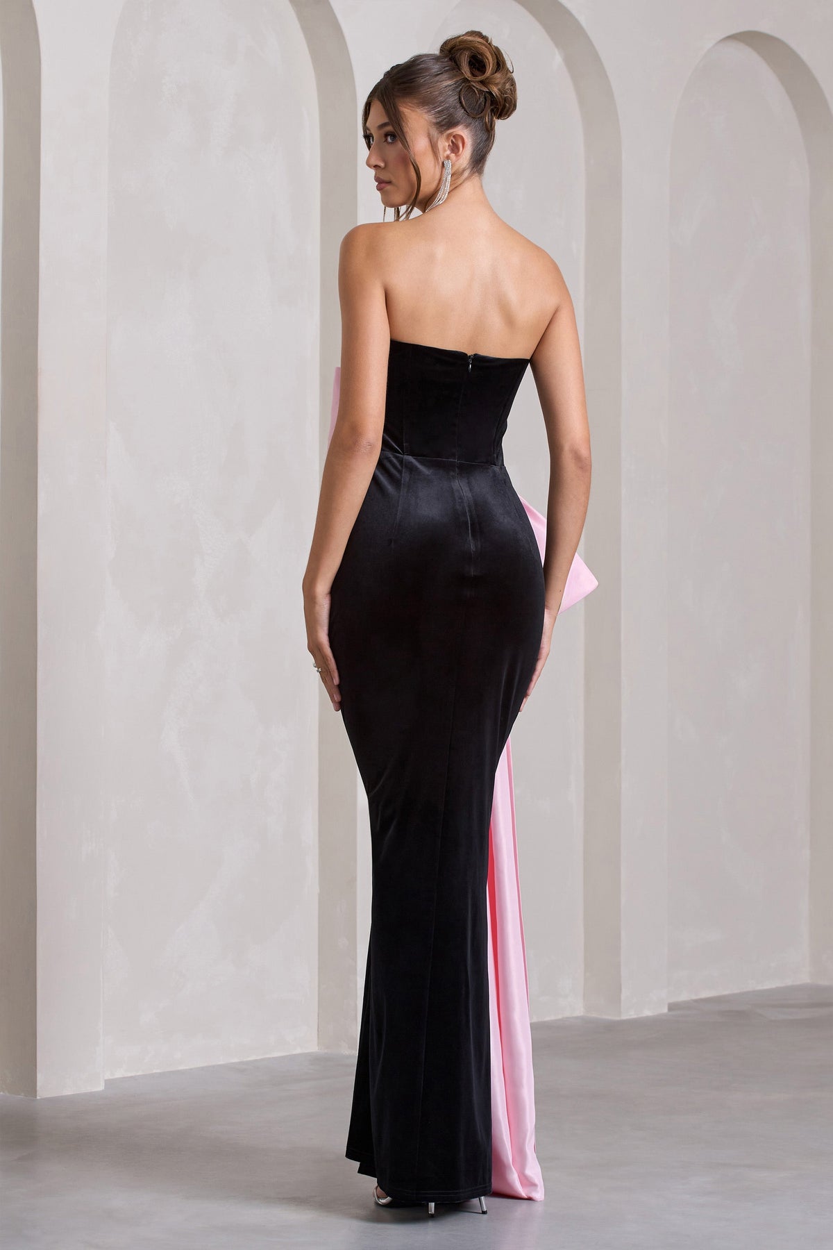 Best Wishes | Vestido largo de terciopelo negro y lazo rosa lateral extra grande