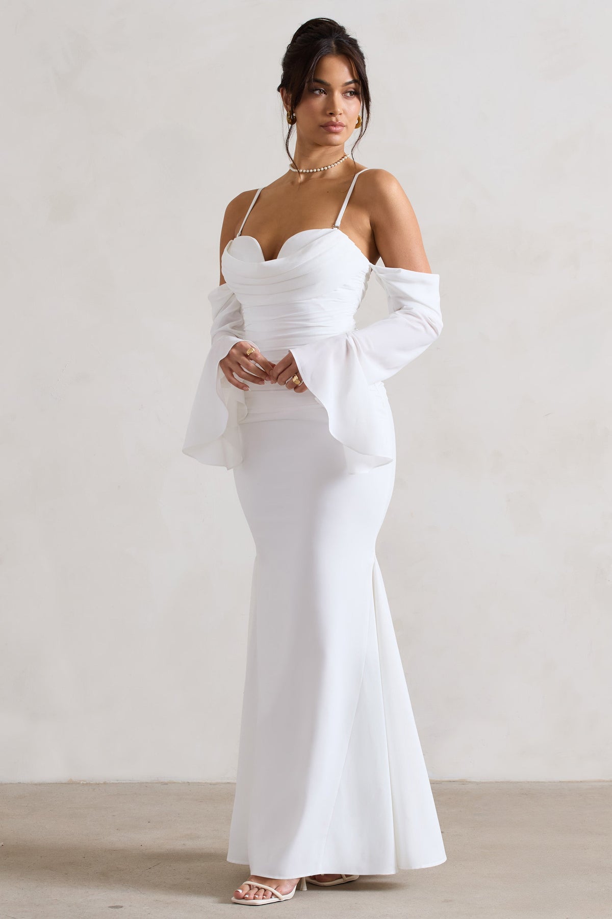 Rhiannon | Vestido crema Largo de corte sirena con mangas acampanadas drapeadas
