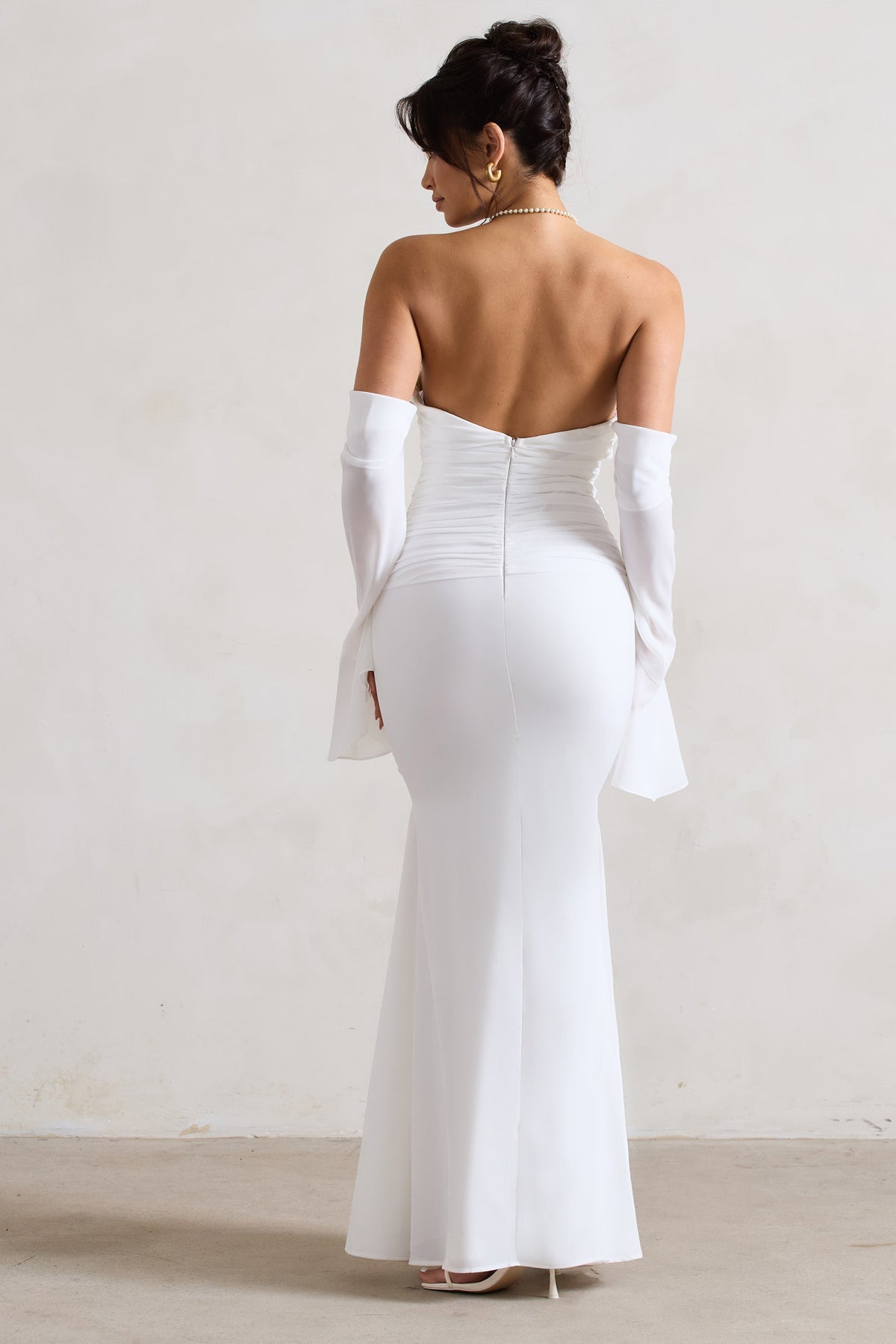Rhiannon | Vestido crema Largo de corte sirena con mangas acampanadas drapeadas
