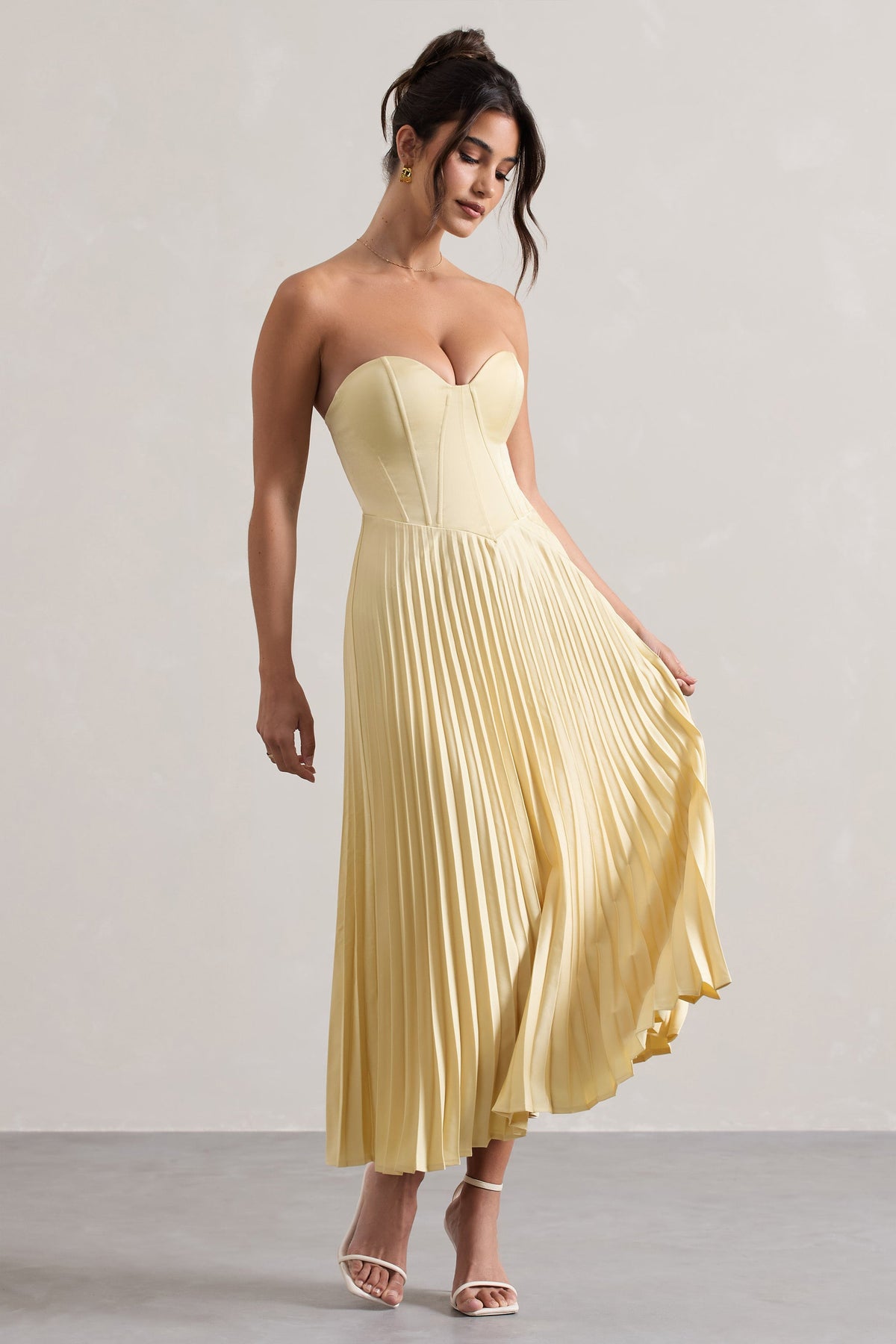 Bordeaux | Vestido Midi satinado con corsé sin tirantes y falda plisada en amarillo pastel