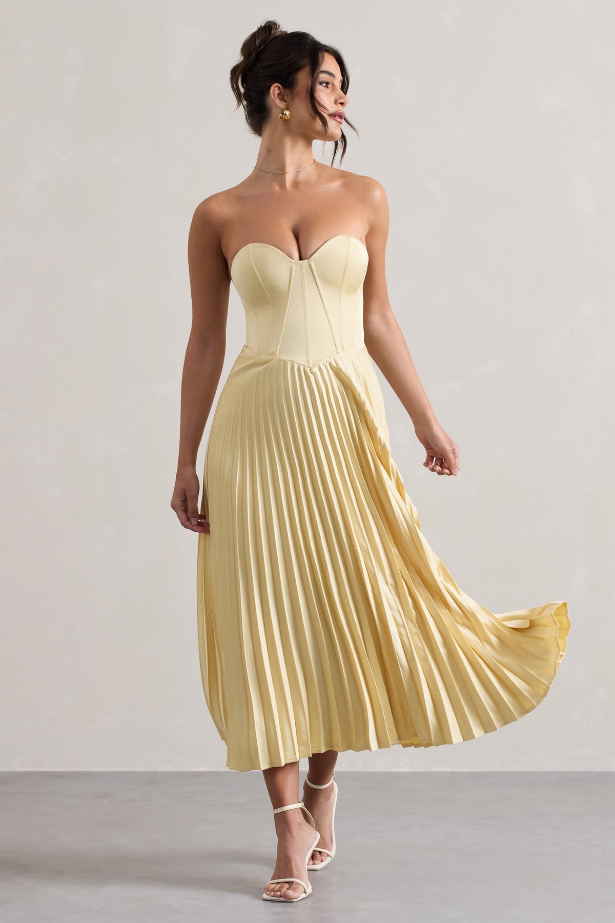 Bordeaux | Vestido Midi satinado con corsé sin tirantes y falda plisada en amarillo pastel