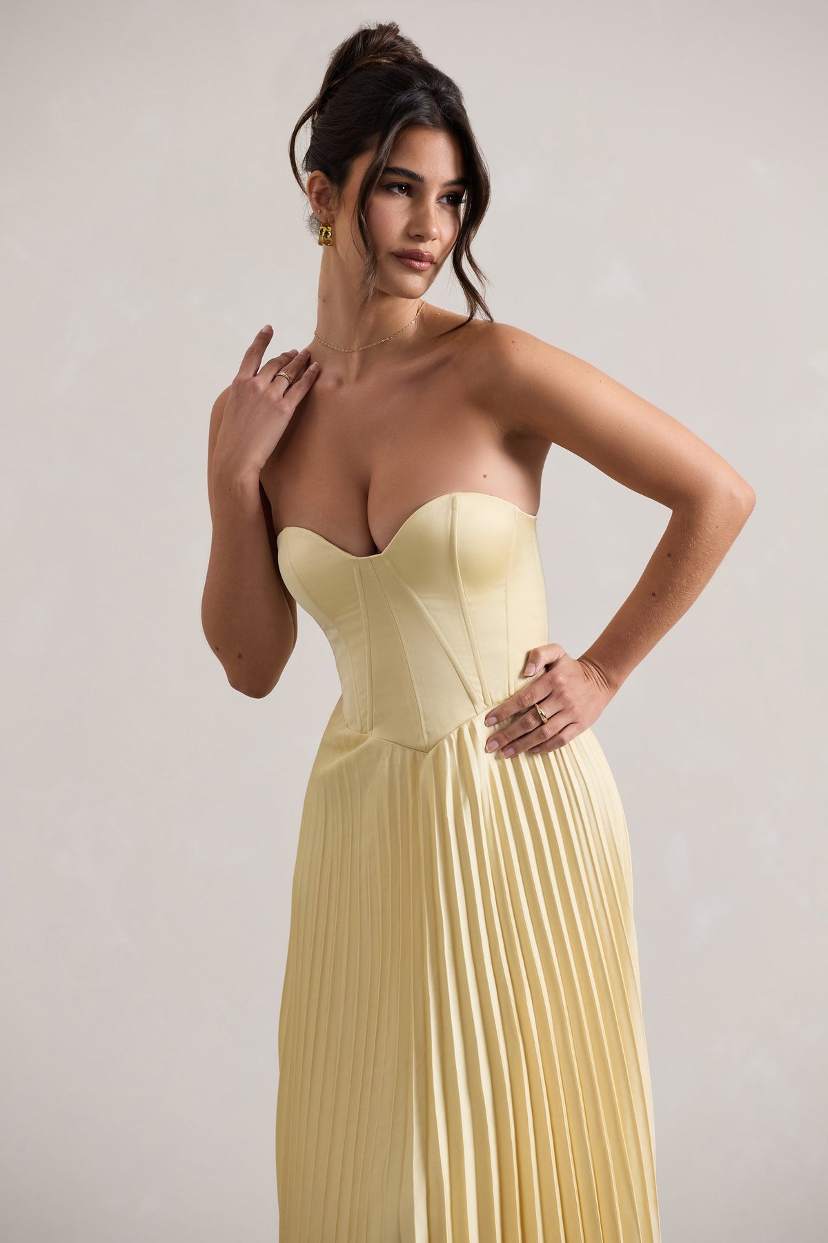 Bordeaux | Vestido Midi satinado con corsé sin tirantes y falda plisada en amarillo pastel