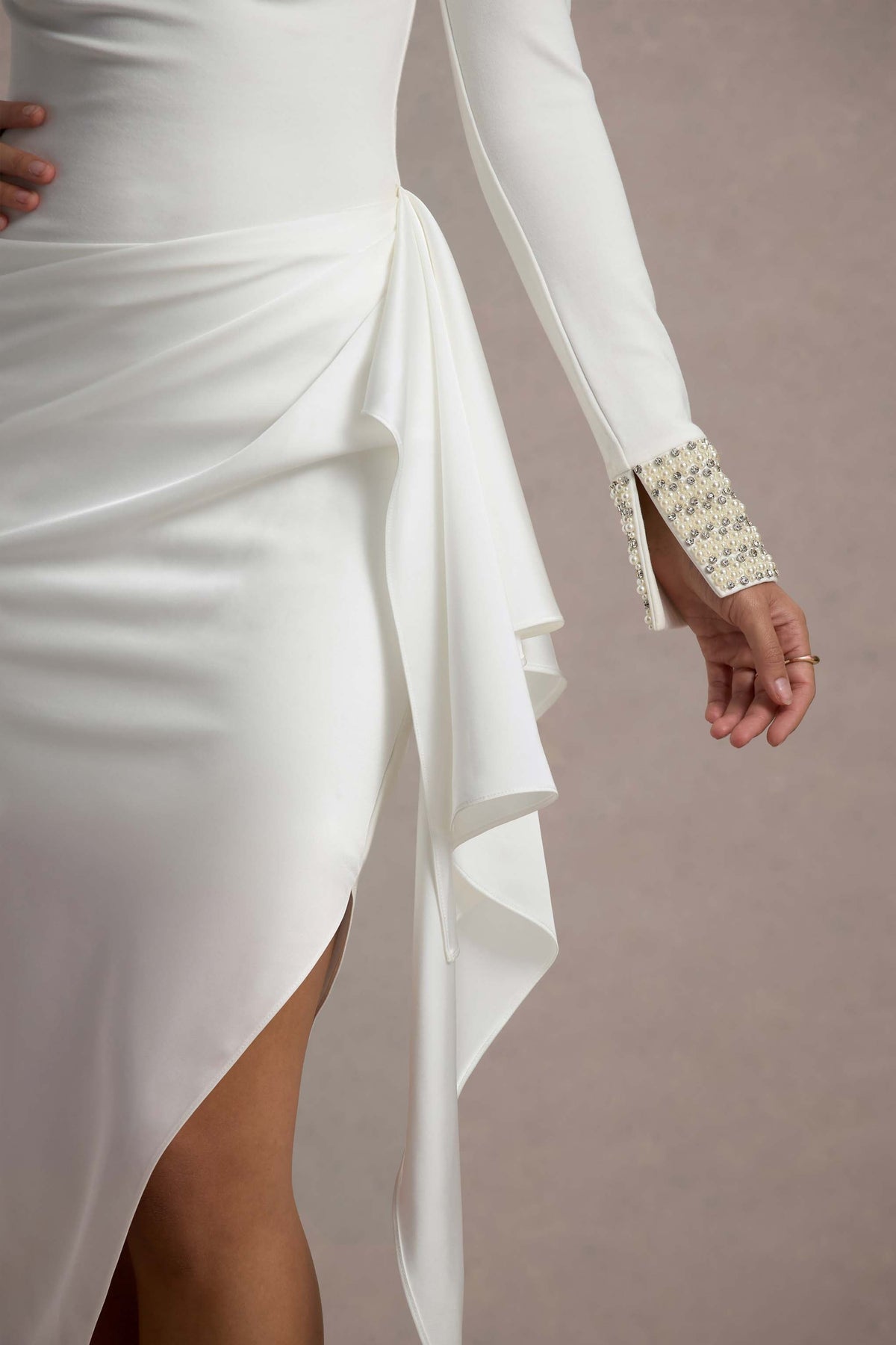 Luanna | Vestido Midi de Satén Ecru con Mangas Largas y Falda Drapada