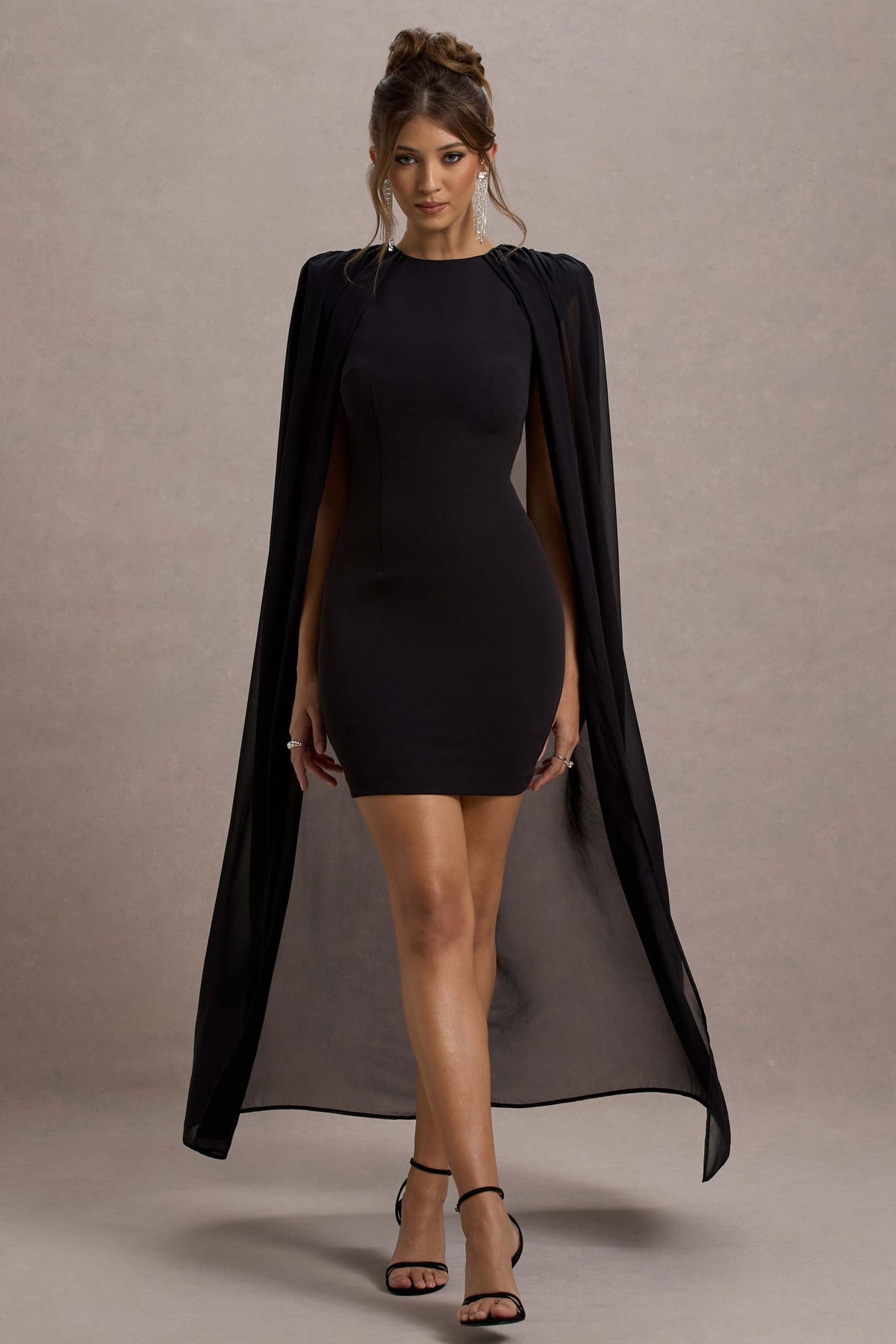 Elysium | Vestido corto Ceñido Negro con Capa de Chiffon