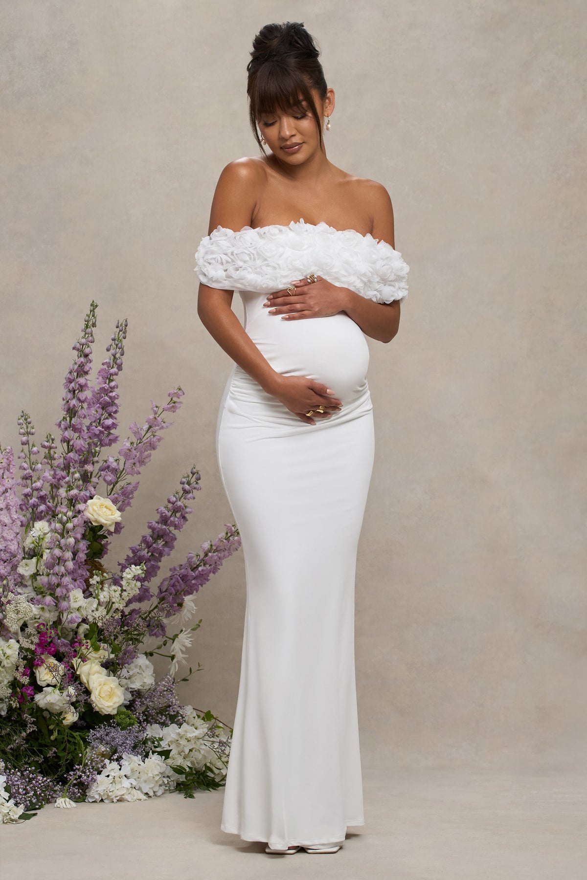 Inflorescence | Vestido largo de premamá con escote bardot de Flores blanco