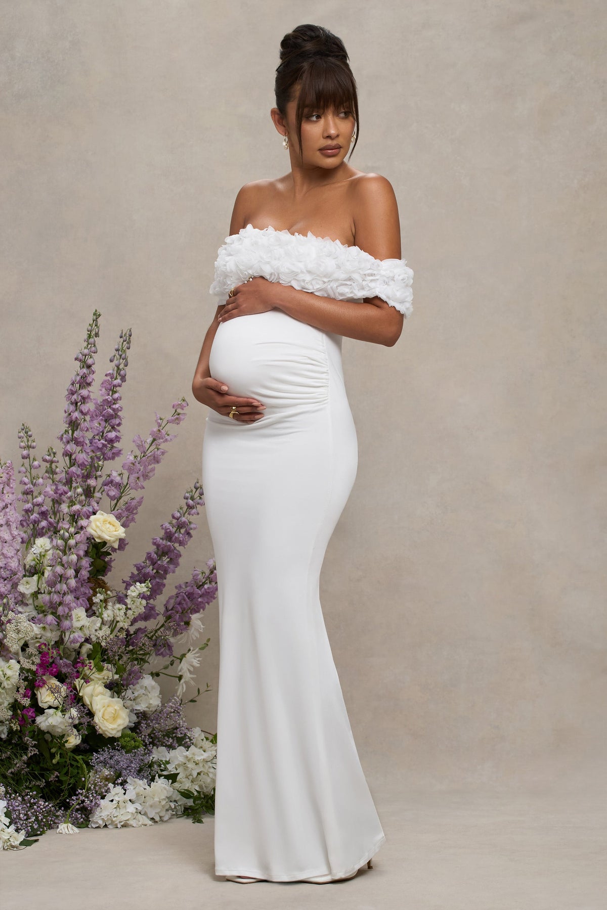 Inflorescence | Vestido largo de premamá con escote bardot de Flores blanco