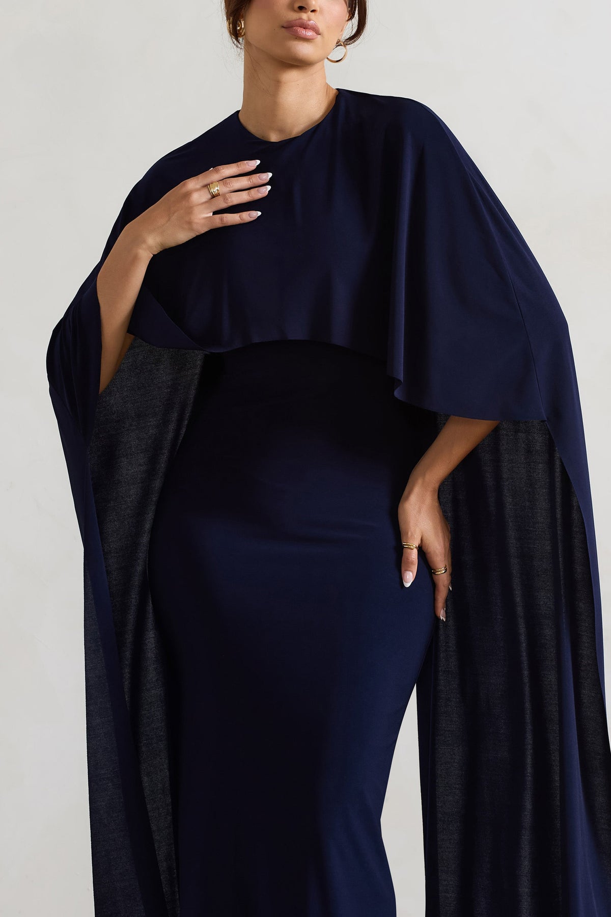 Padma | Vestido Maxi Azul Marino con Mangas de Capa y Drapeado
