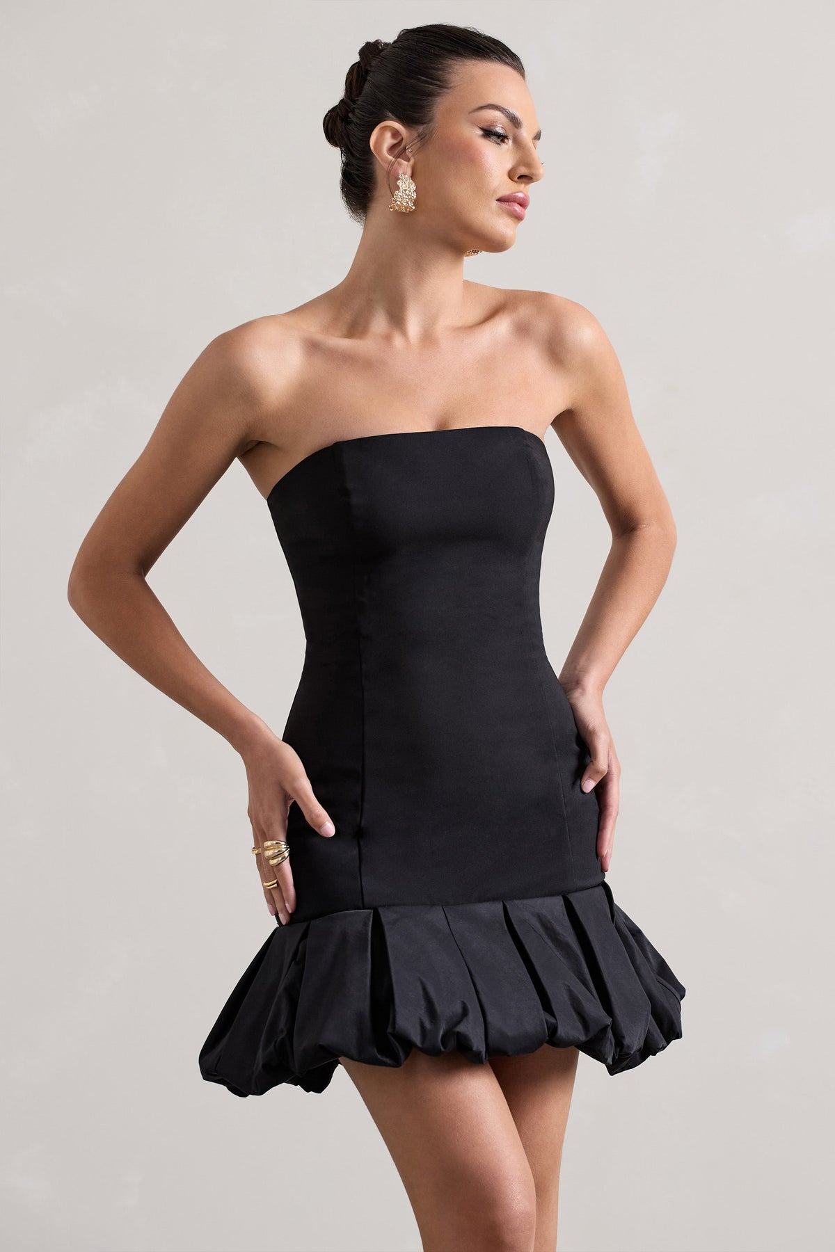 Liscia | Vestido corte con Escote Bandeau con Ribete de Volantes negro