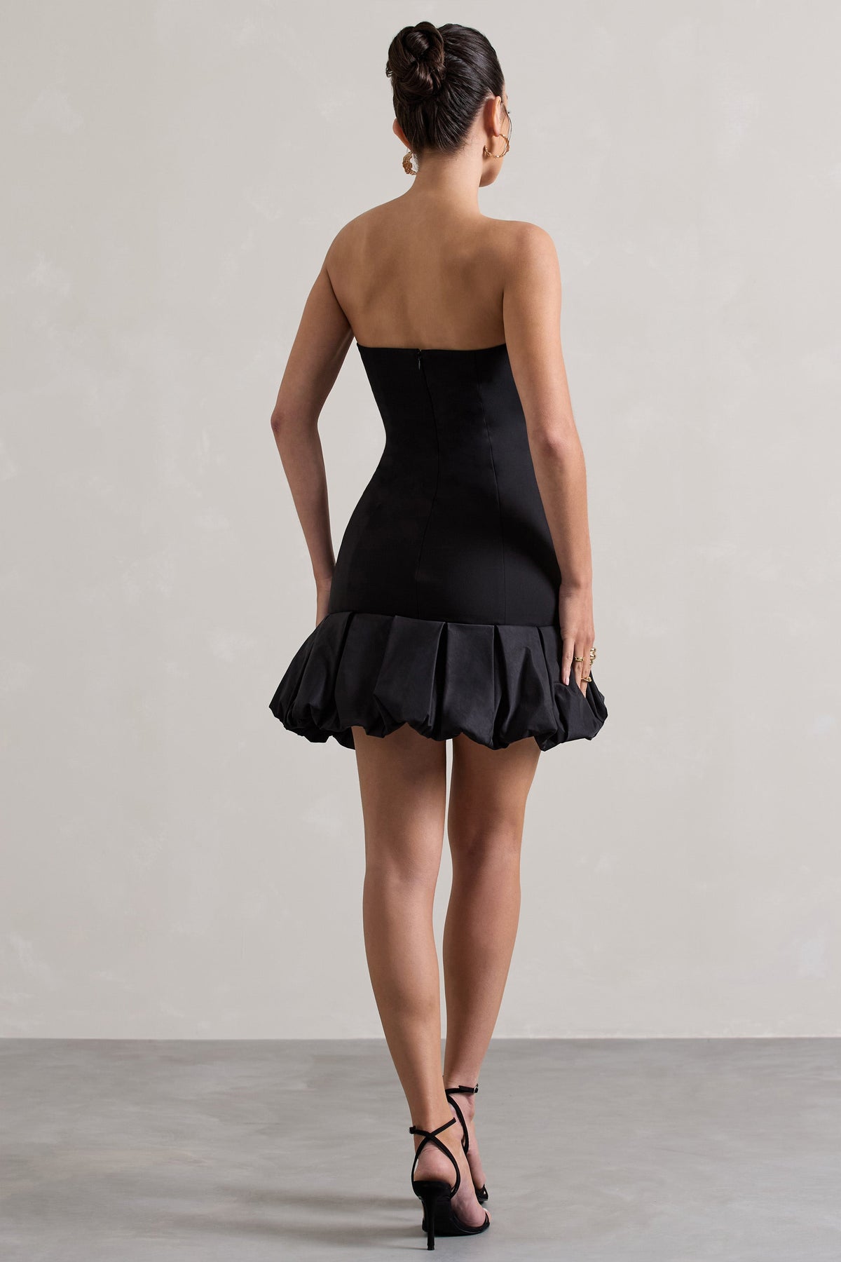 Liscia | Vestido corte con Escote Bandeau con Ribete de Volantes negro