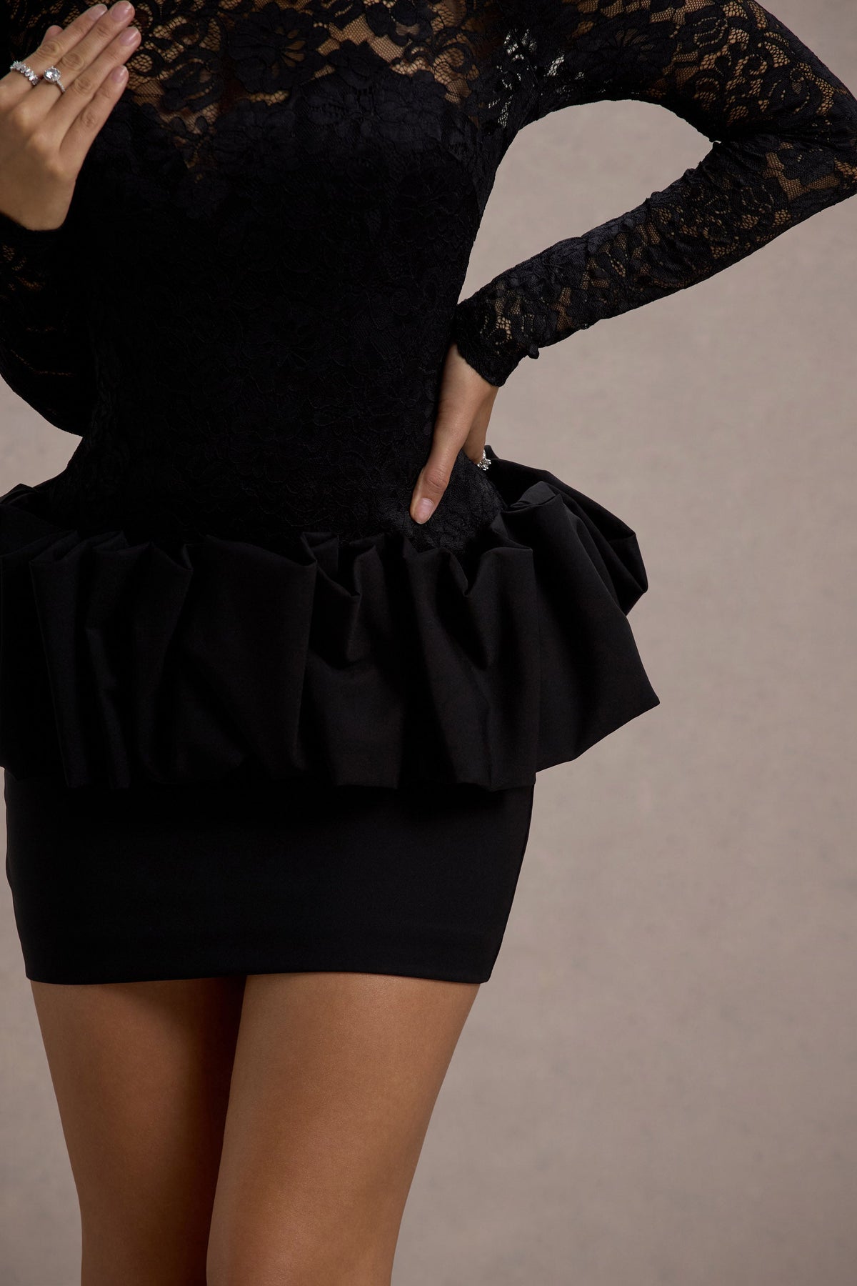 Antheia | Vestido corto Peplum de Encaje Negro con Mangas Largas