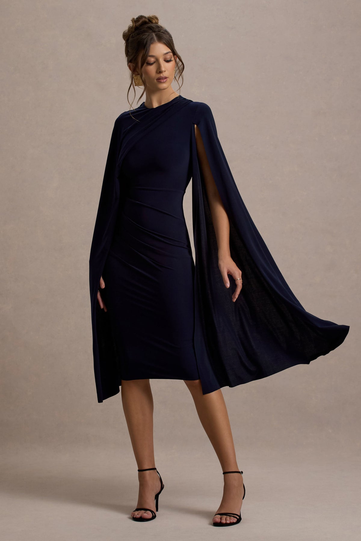 Marysol | Vestido midi entallado en azul marino con manga capa