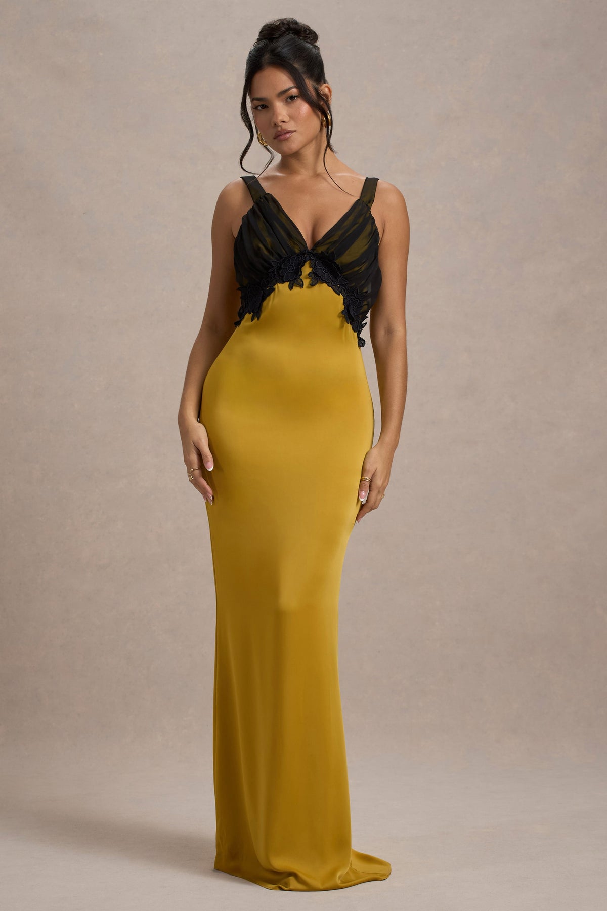 Sahara | Vestido largo de Satén Mostaza con Escote en V y Detalles de Encaje Negro