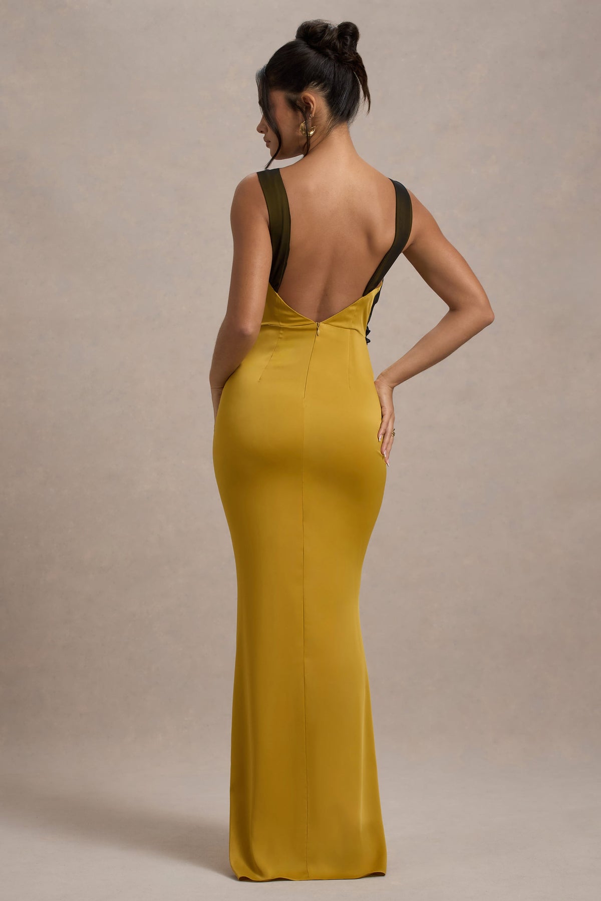Sahara | Vestido largo de Satén Mostaza con Escote en V y Detalles de Encaje Negro