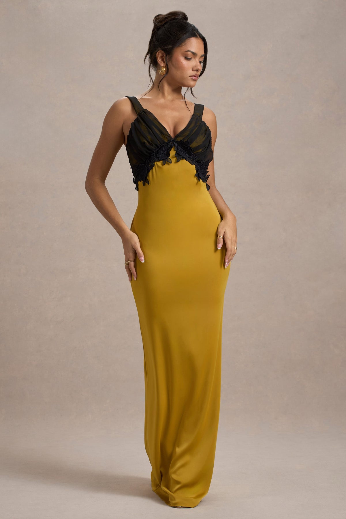 Sahara | Vestido largo de Satén Mostaza con Escote en V y Detalles de Encaje Negro