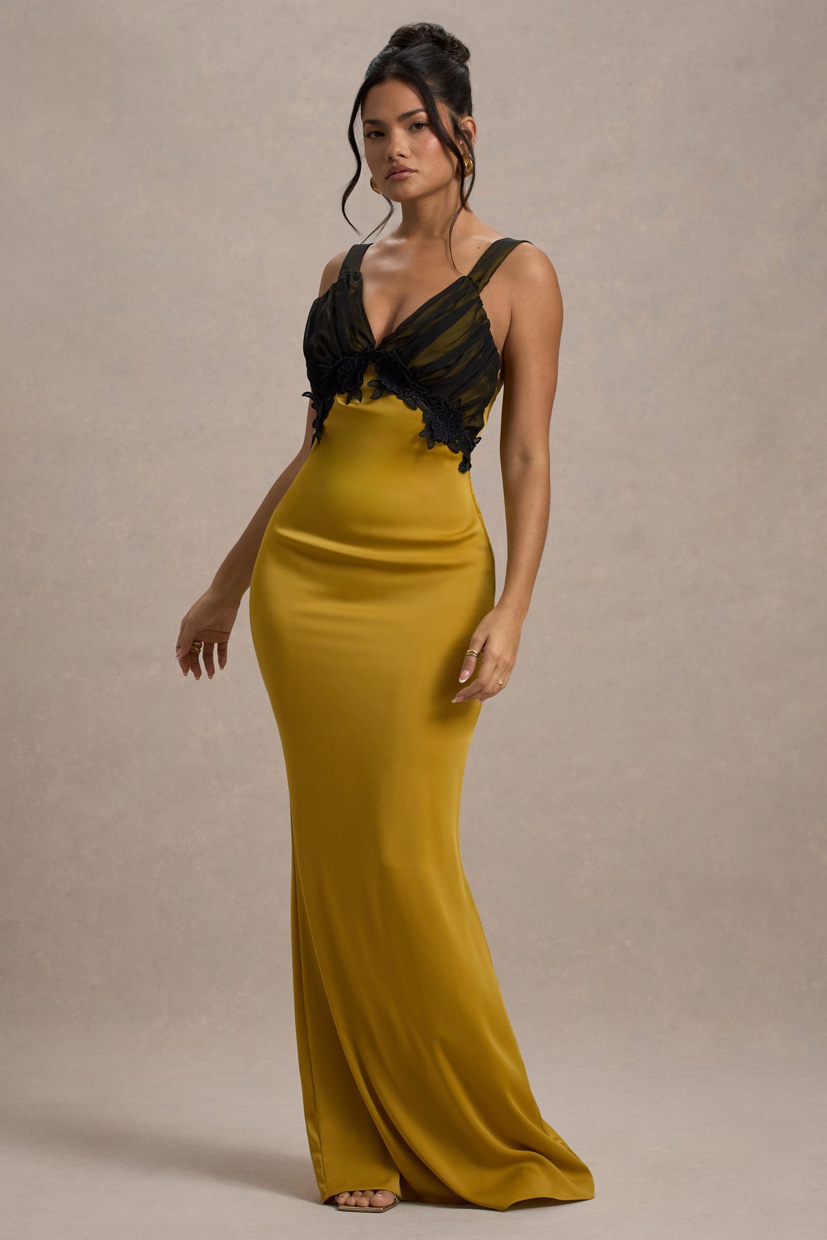 Sahara | Vestido largo de Satén Mostaza con Escote en V y Detalles de Encaje Negro