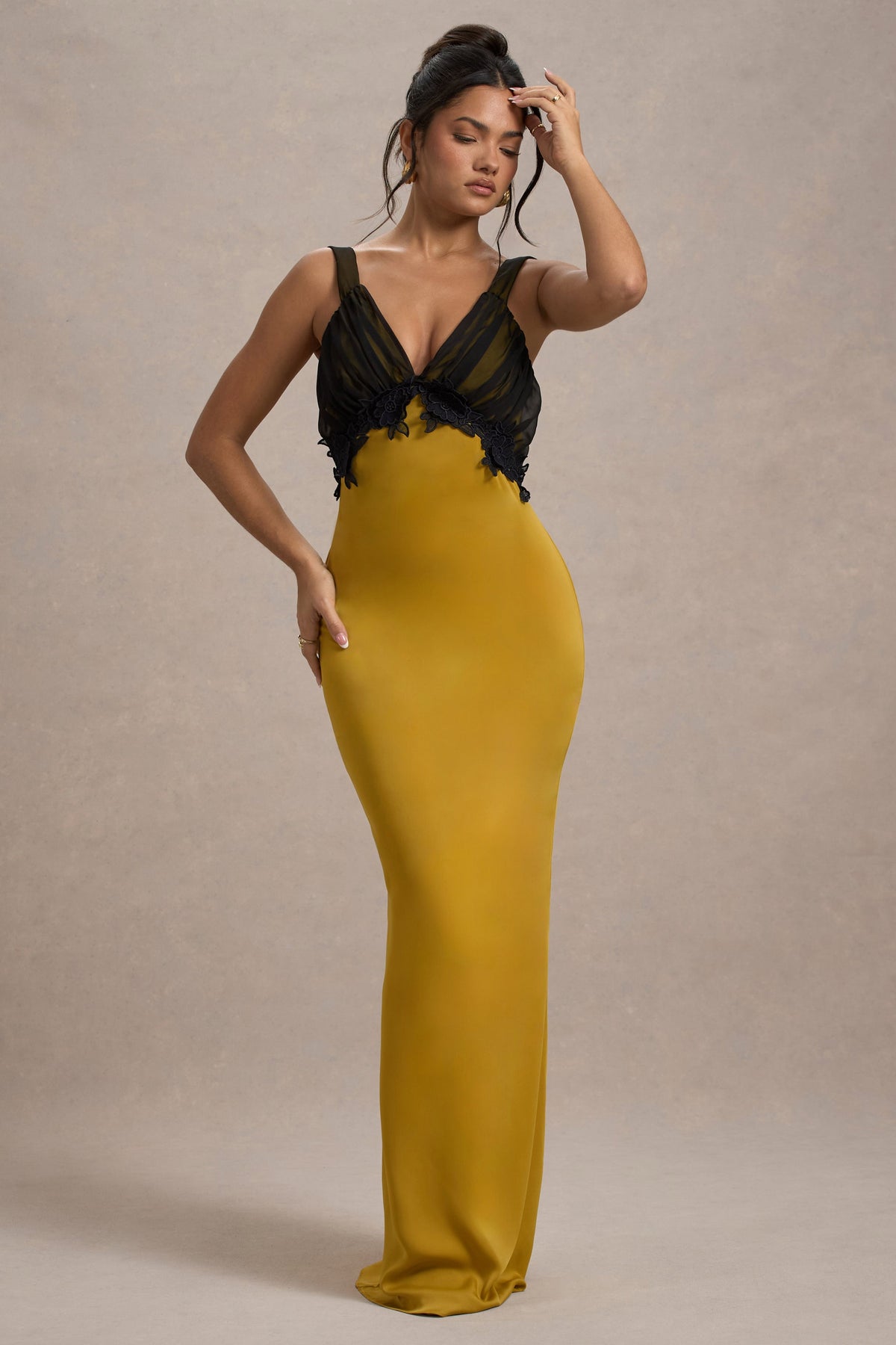 Sahara | Vestido largo de Satén Mostaza con Escote en V y Detalles de Encaje Negro