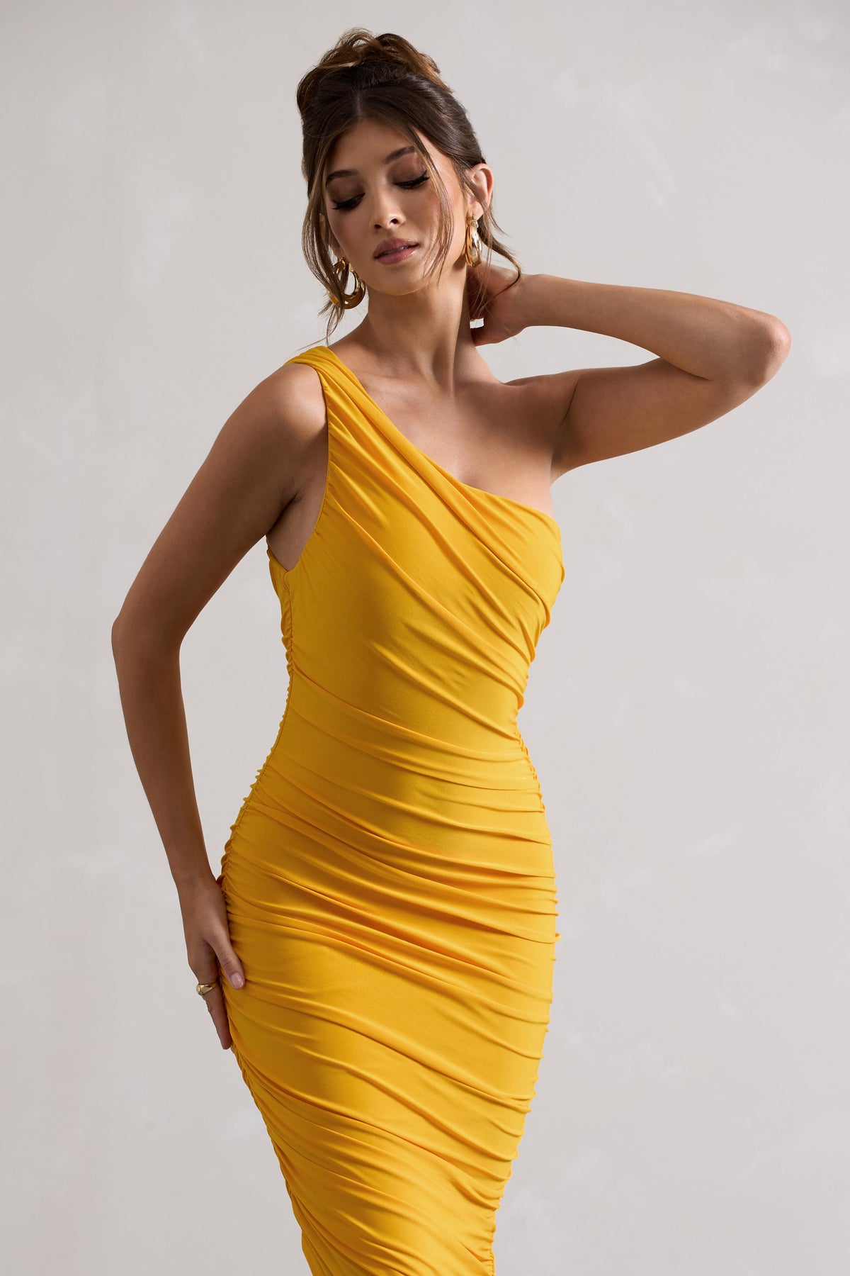 Dorit | Vestido Midi Amarillo de Un Hombro Asimétrico y Fruncido