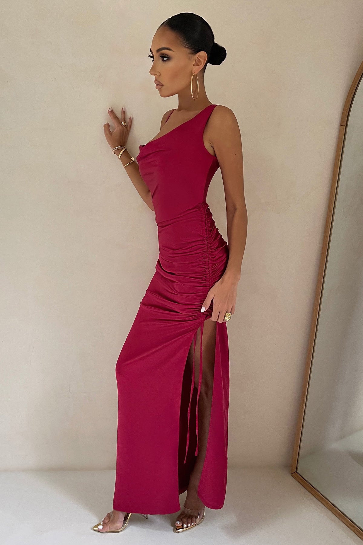 Belonging | Vestido largo fruncido con escote drapeado en color frambuesa