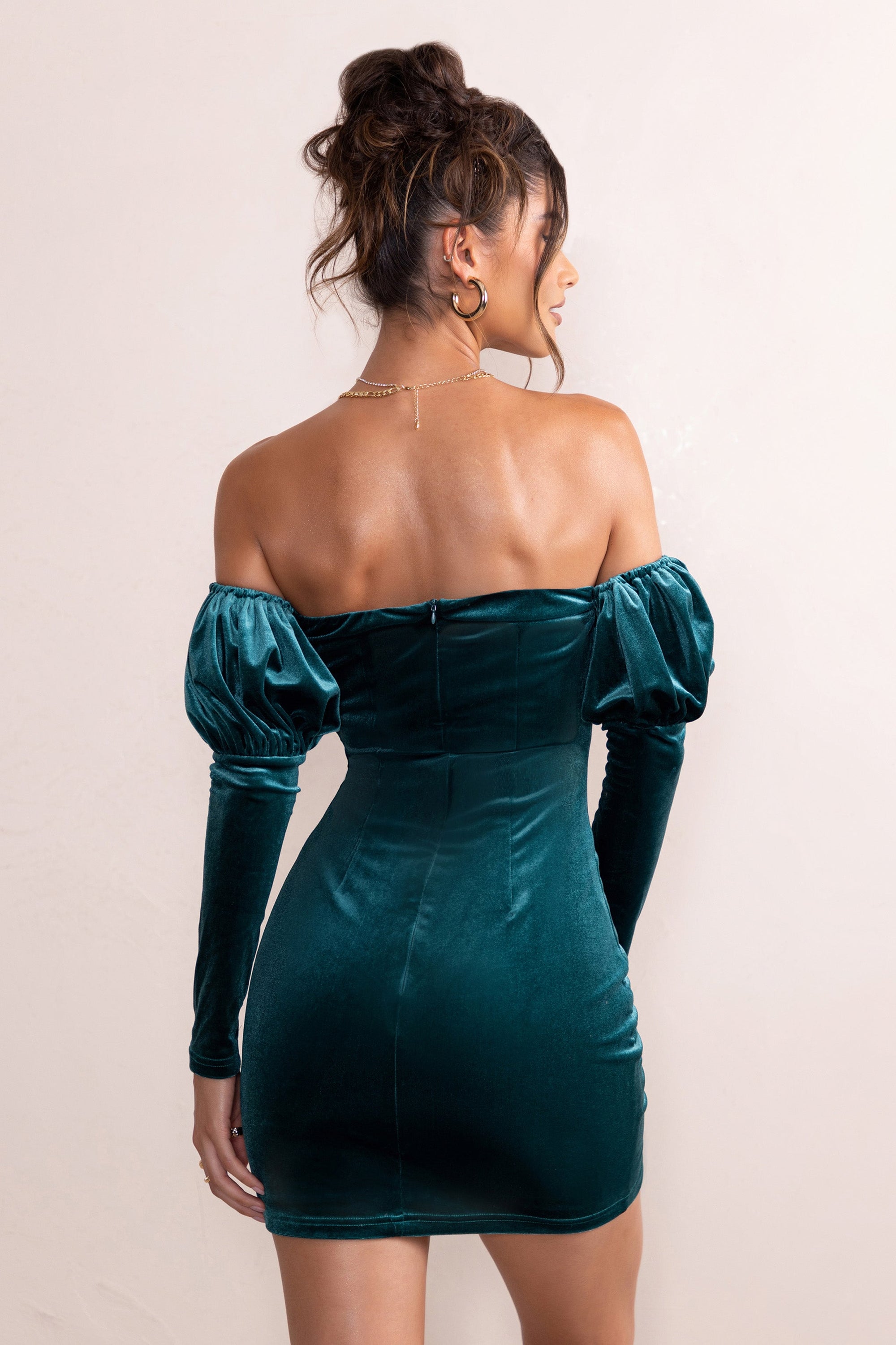 Ivy | Vestido Corto de Terciopelo Verde con aberturas y Mangas con Volantes