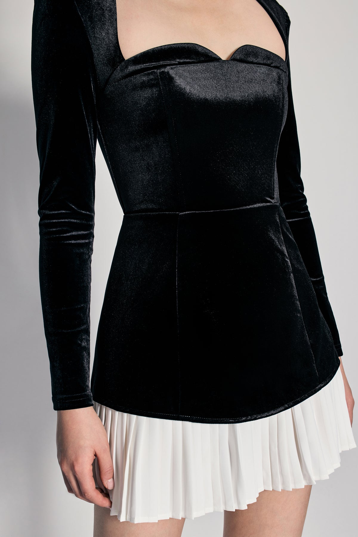 ECM_HR_CL134944240 - Americano | Black Velvet Sweetheart Long-Sleeve Mini Dress 5.jpg