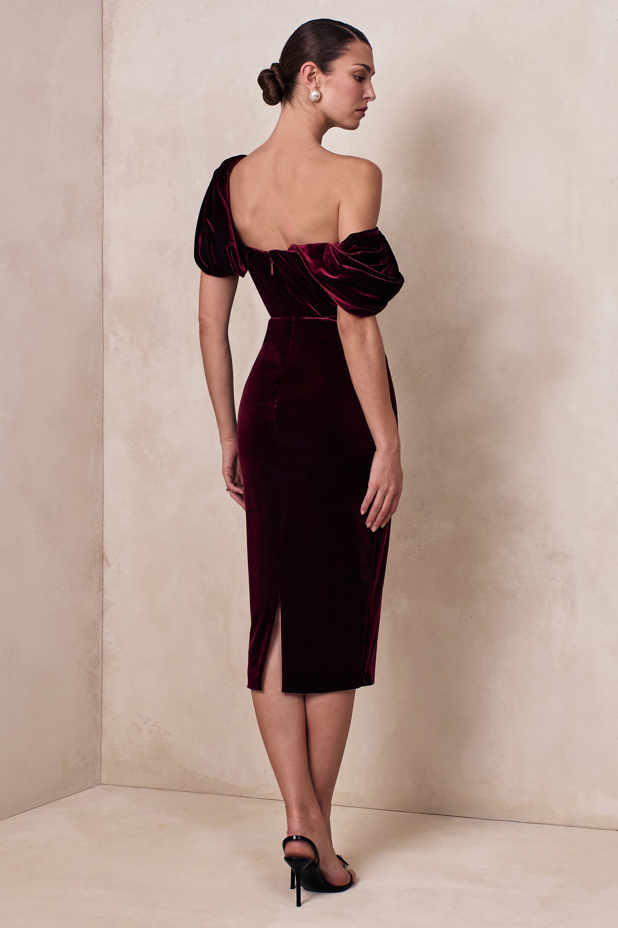 ECM_CL136897101 - High End | Burgundy Velvet Asymmetric-Neck Midi Dress With Draped Detailing 09 .jpg