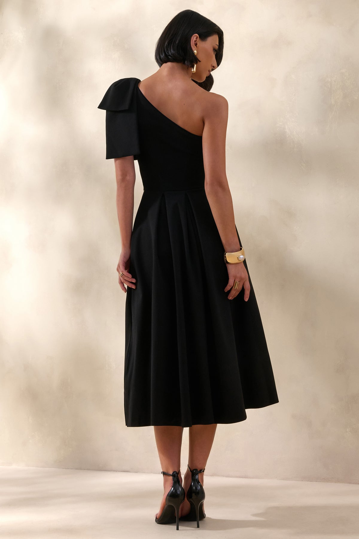 ECM_HR_CL137132001 - Meria | Black Asymmetric-Neck Midi Dress With Bow-Sleeve 3.jpg