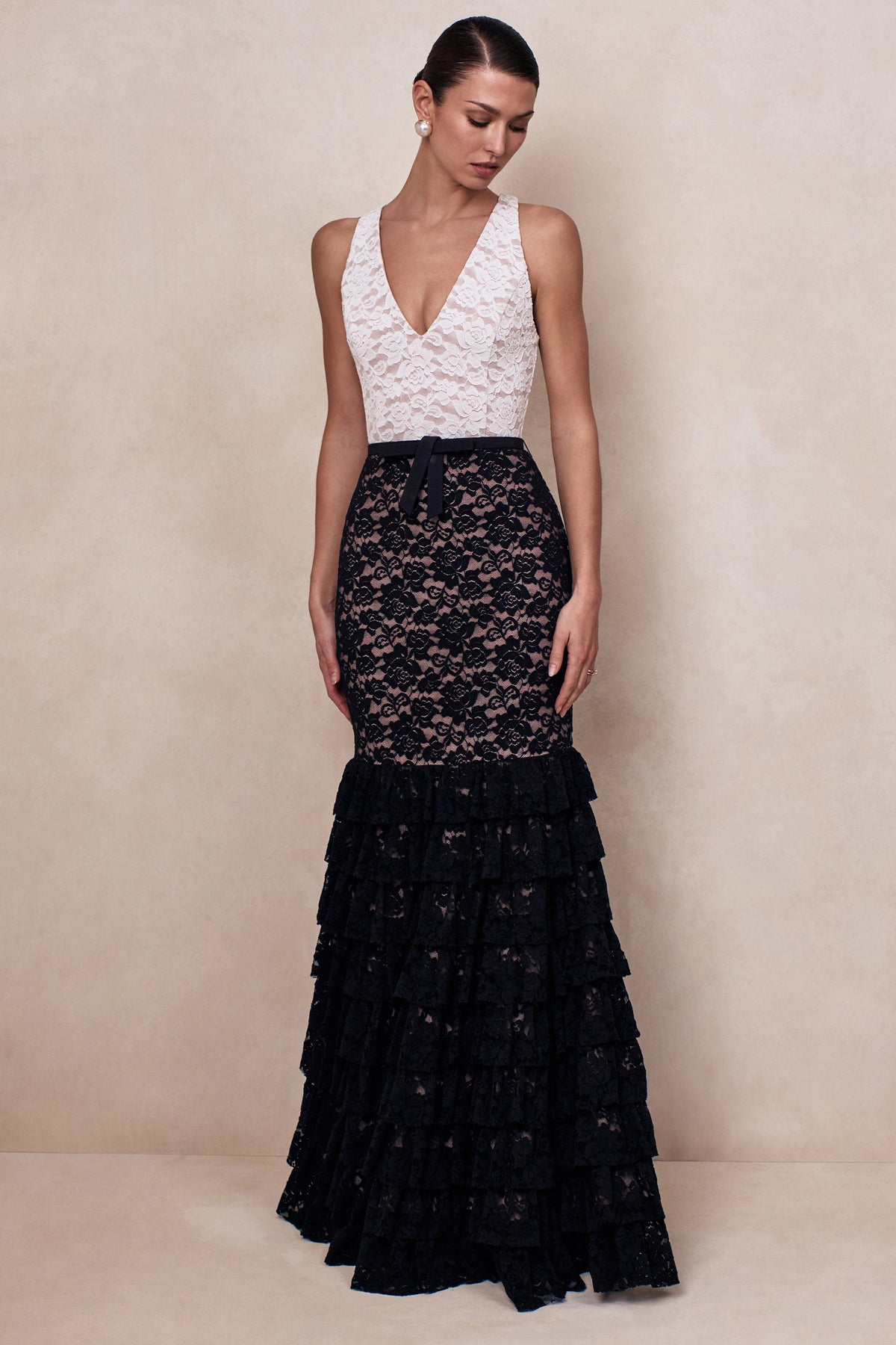 CL13724514106_ECM_CL137245141_-_Isoria___Black_And_White_Lace_Halter-Neck_Maxi_Dress_With_Bow_Detail_02