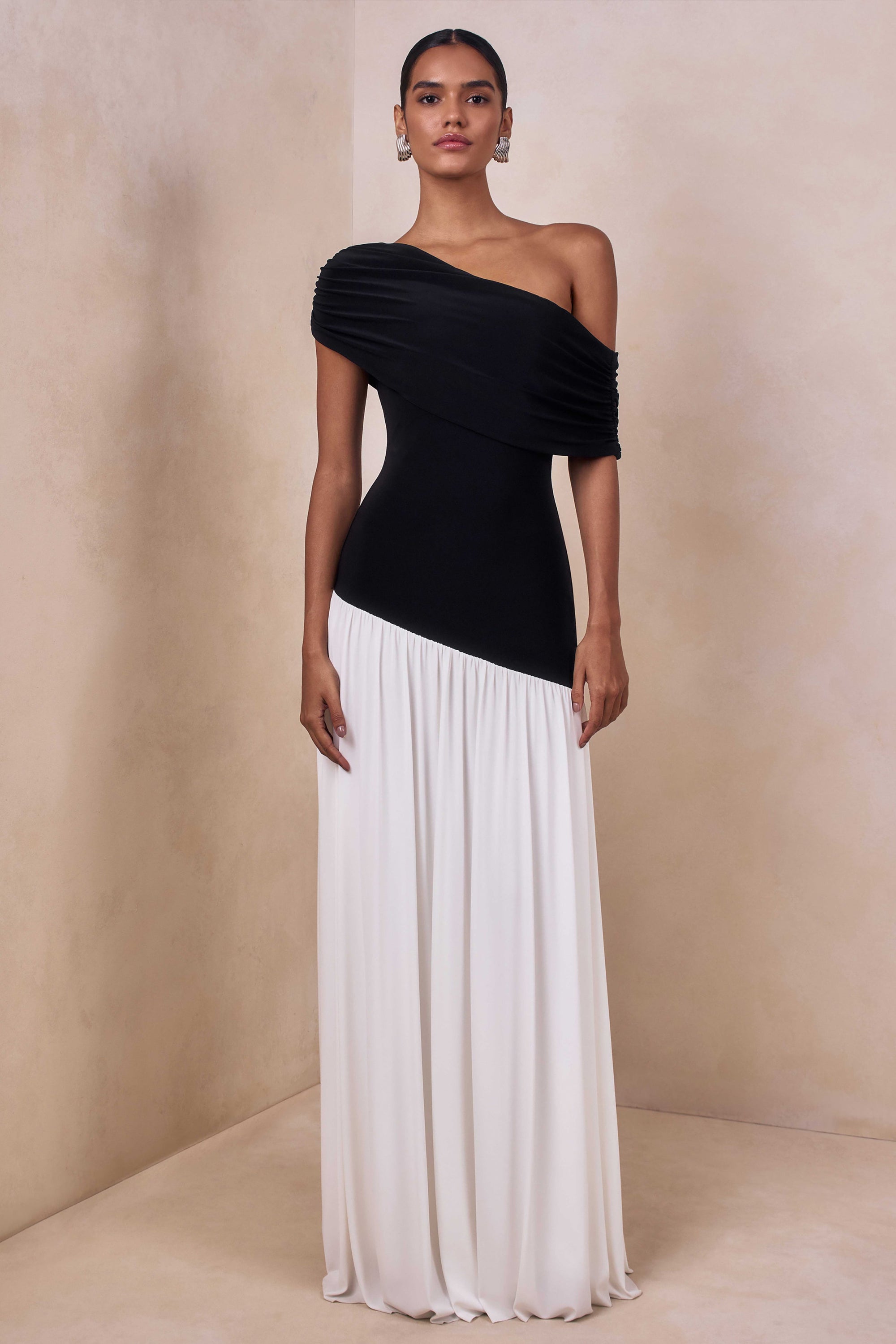 CL13759100206_ECMH_HR_CL137591002---Doroyta-_-Black-And-White-Asymmetric-Neck-Maxi-Dress2