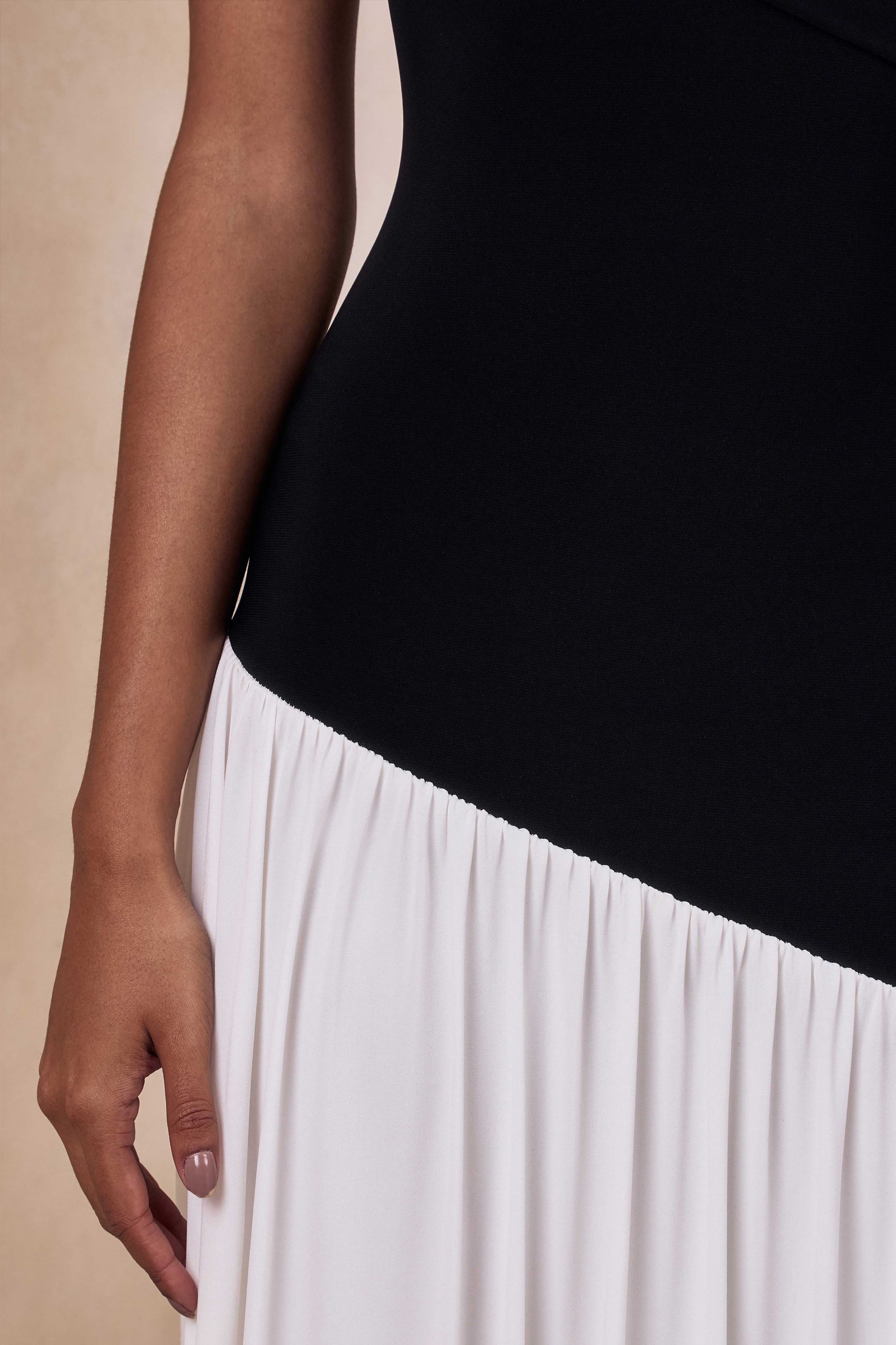 CL13759100206_ECM_HR_CL137591002---Doroyta-_-Black-And-White-Asymmetric-Neck-Maxi-Dress5