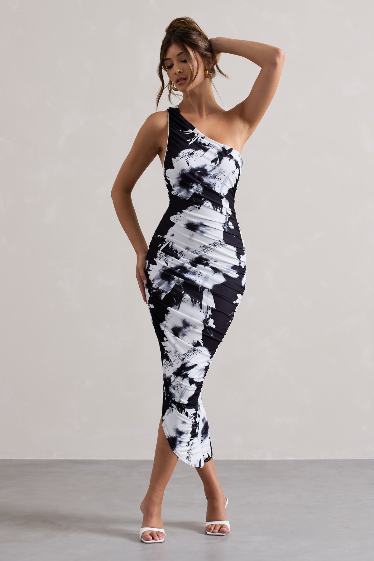 Dorit | Vestido midi asimétrico fruncido de un solo hombro con estampado floral monocromático