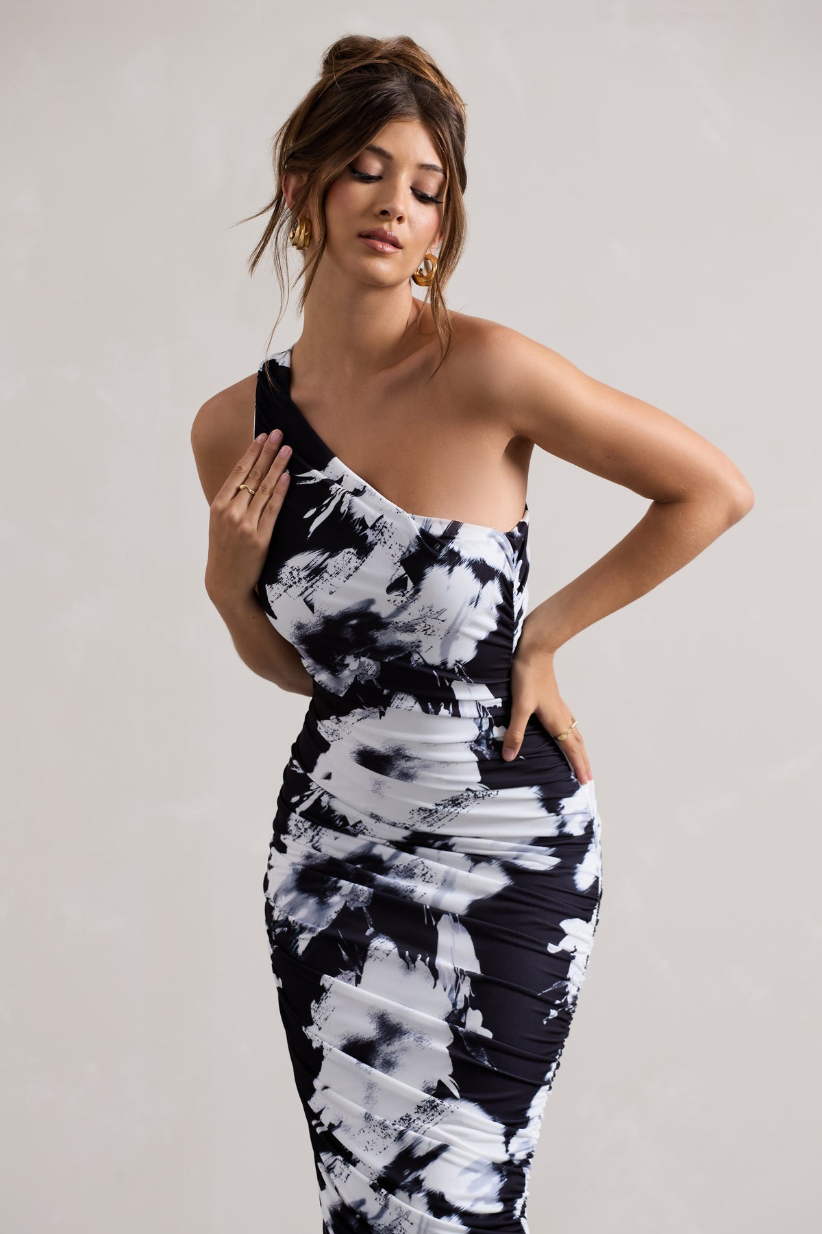 Dorit | Vestido midi asimétrico fruncido de un solo hombro con estampado floral monocromático