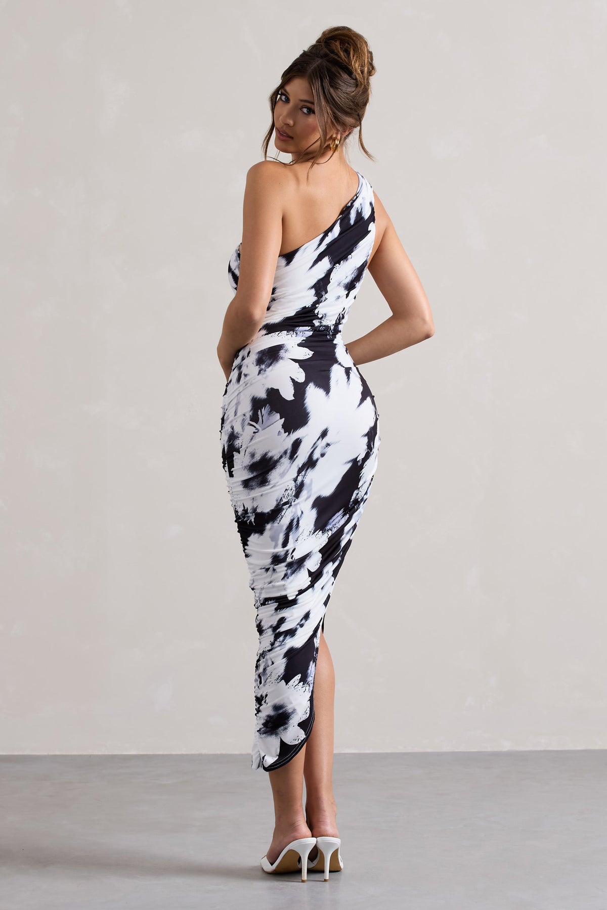 Dorit | Vestido midi asimétrico fruncido de un solo hombro con estampado floral monocromático