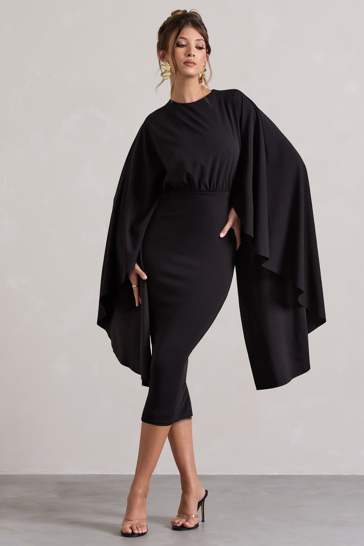 Tranquility | Vestido Negro Midi con mangas Capa