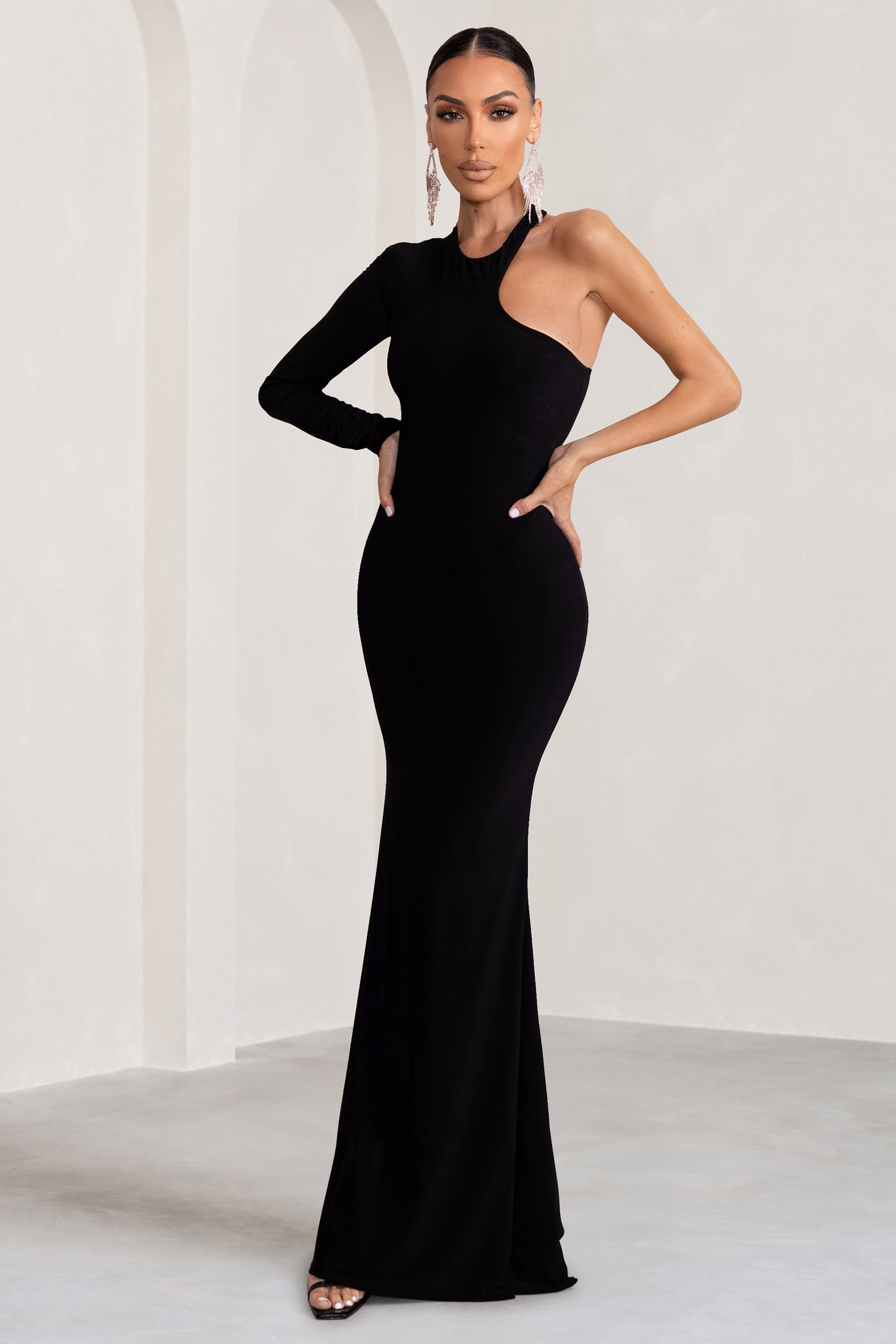 Tyra | Vestido largo negro con escote asimétrico y detalle de espalda descubierta