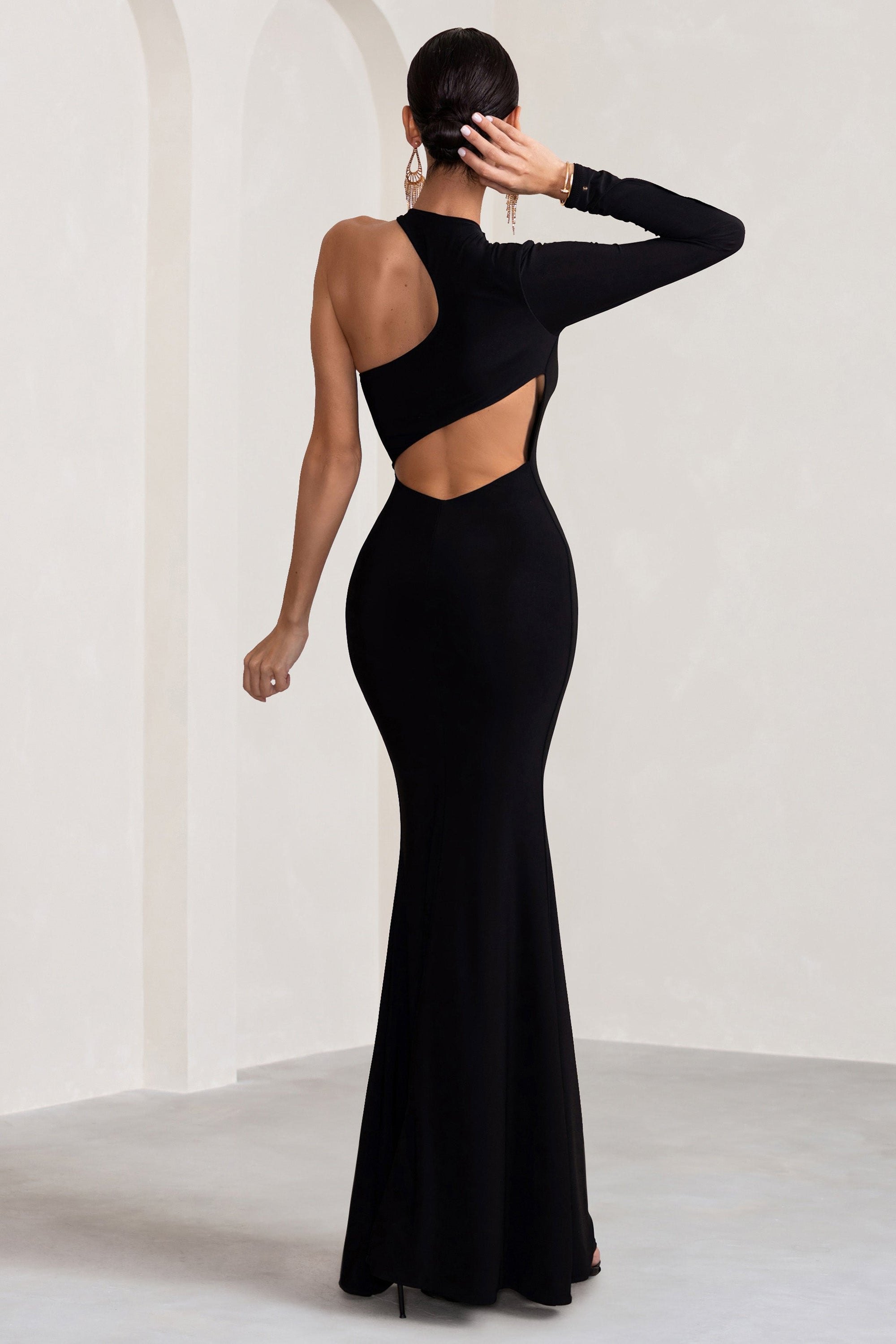 Tyra | Vestido largo negro con escote asimétrico y detalle de espalda descubierta