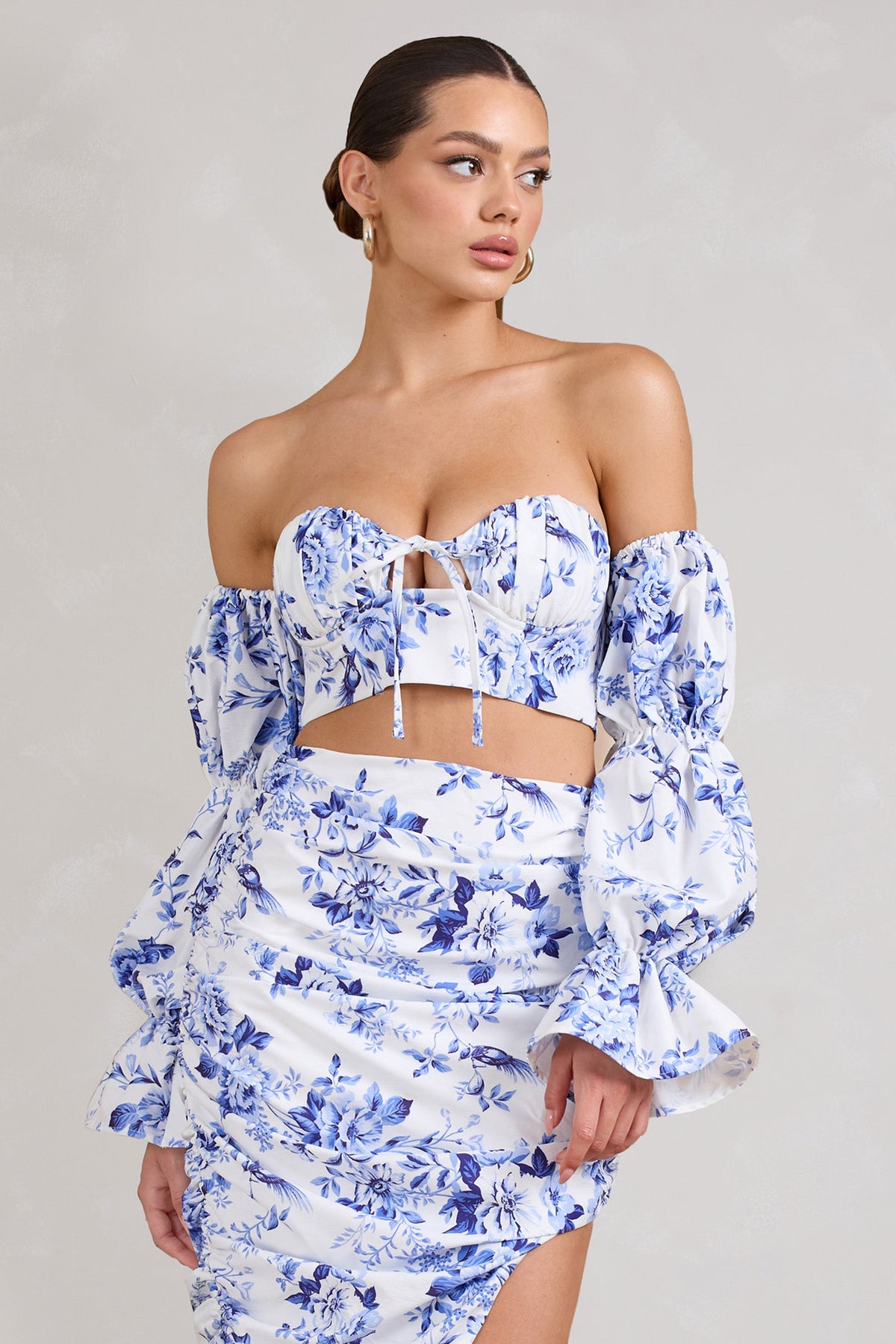 Roman | Top corto escote bardot con mangas abullonadas y estampado floral azul