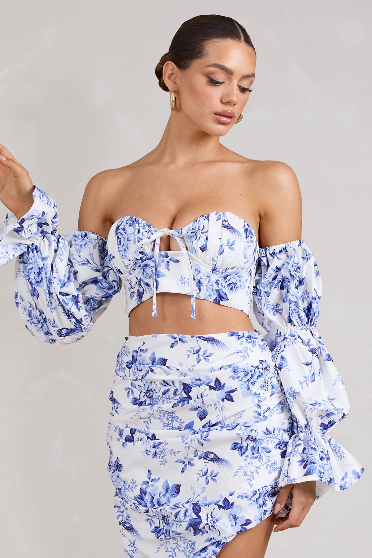 Roman | Top corto escote bardot con mangas abullonadas y estampado floral azul