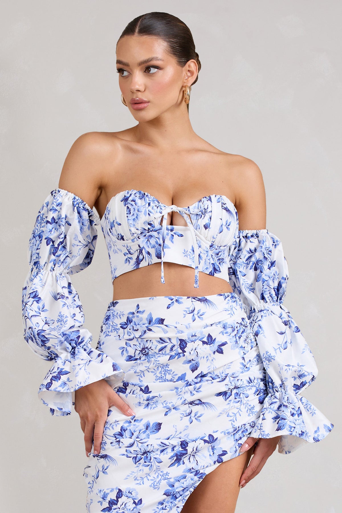 Roman | Top corto escote bardot con mangas abullonadas y estampado floral azul