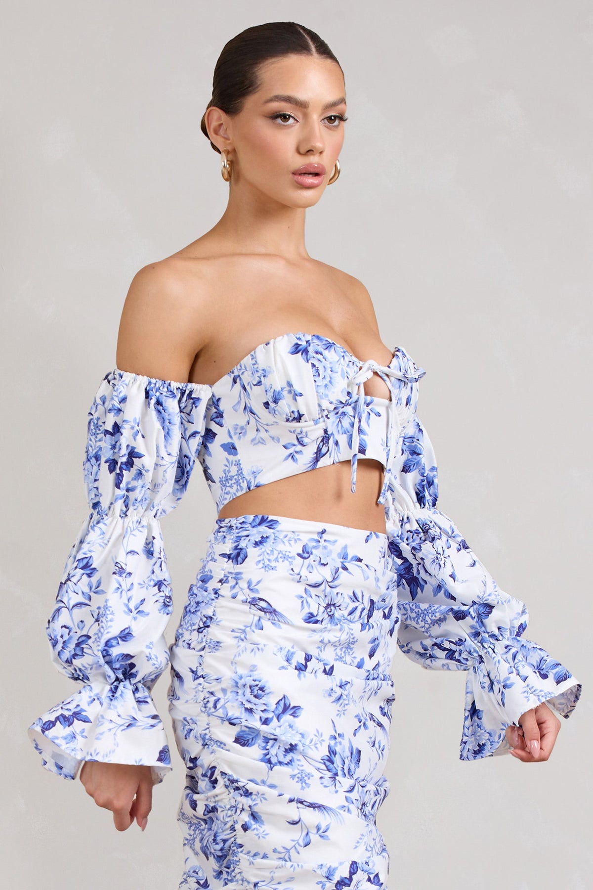 Roman | Top corto escote bardot con mangas abullonadas y estampado floral azul