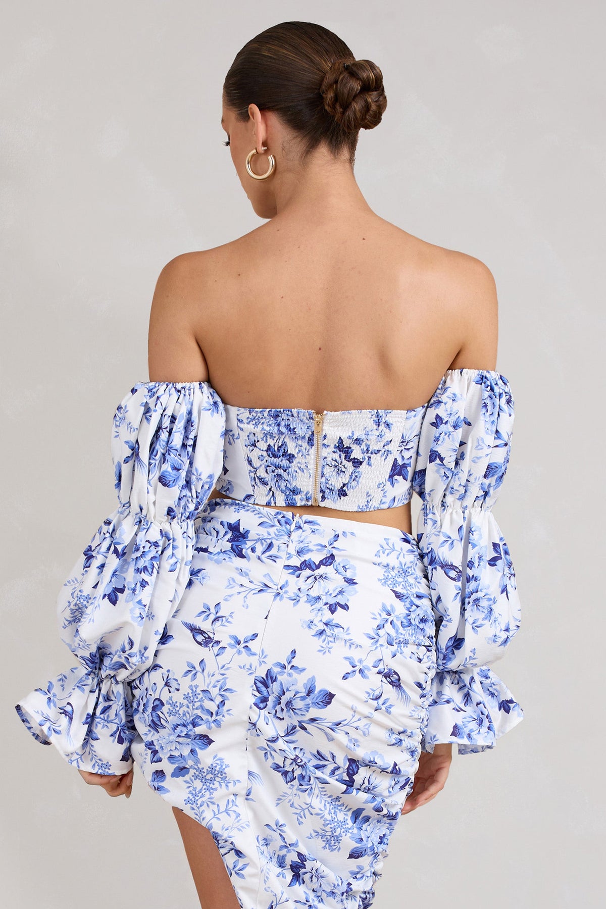 Roman | Top corto escote bardot con mangas abullonadas y estampado floral azul