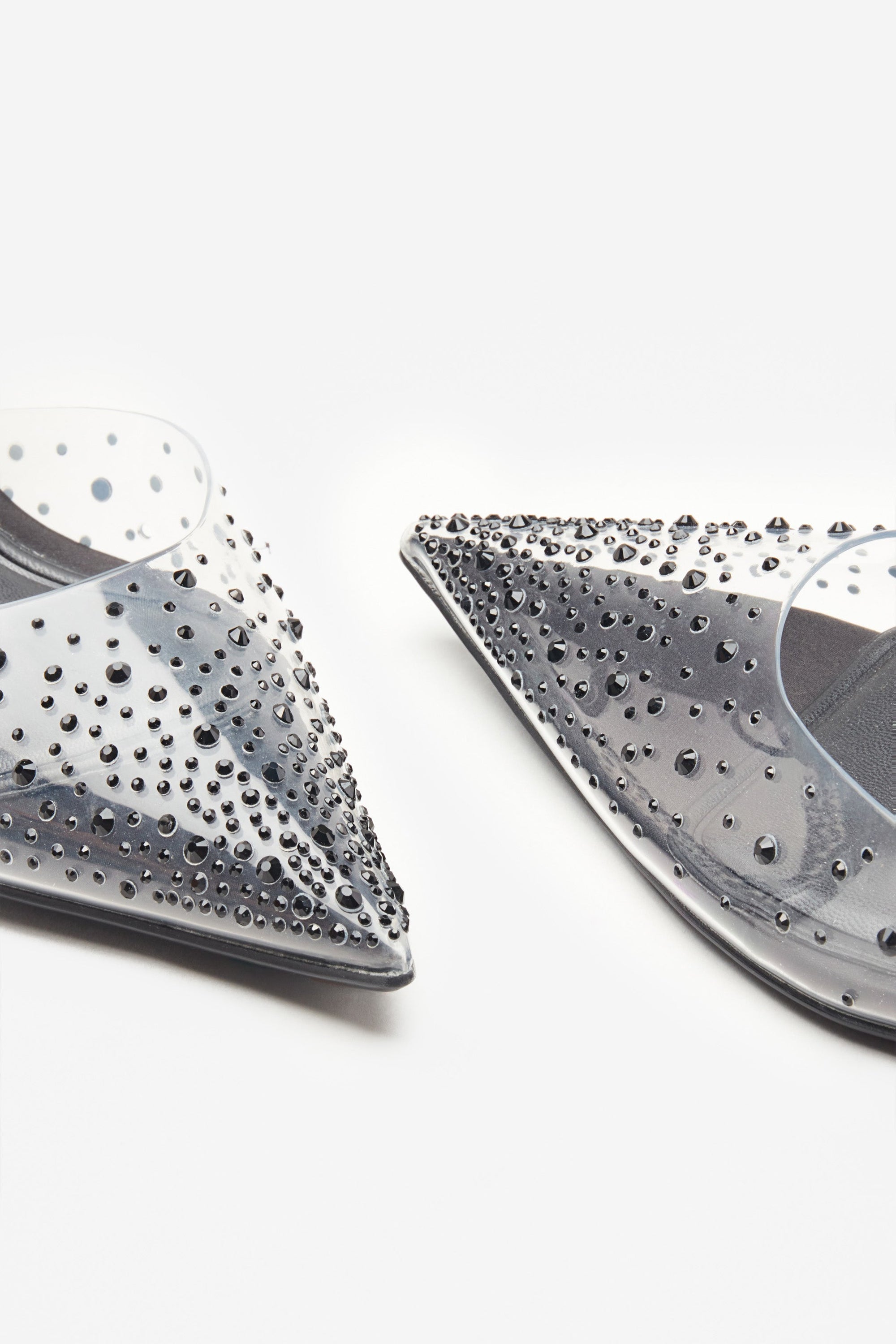 Covergirl | Tacones negros y transparentes con brillantes