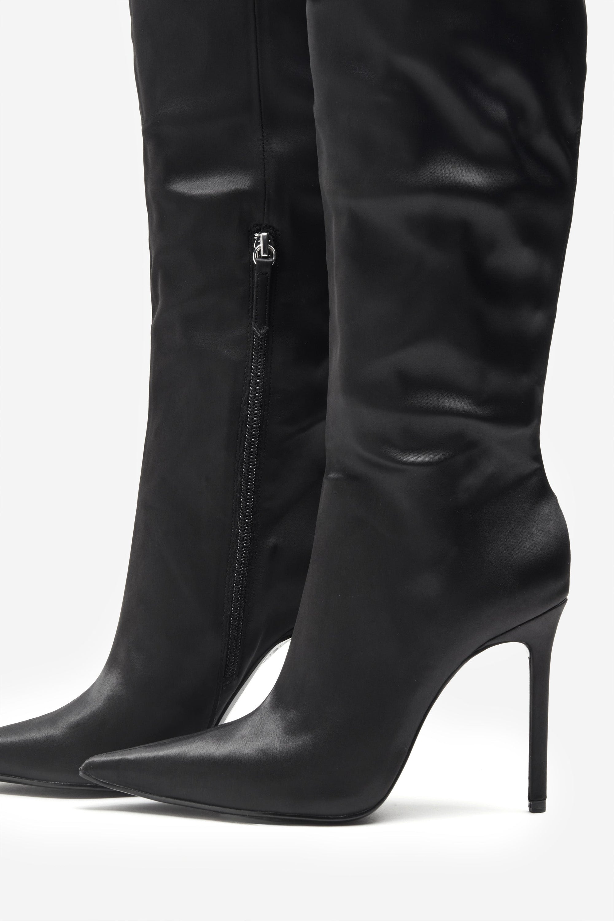 Soho | Botas de Tacón en Satén Negro con Adornos de Plumas