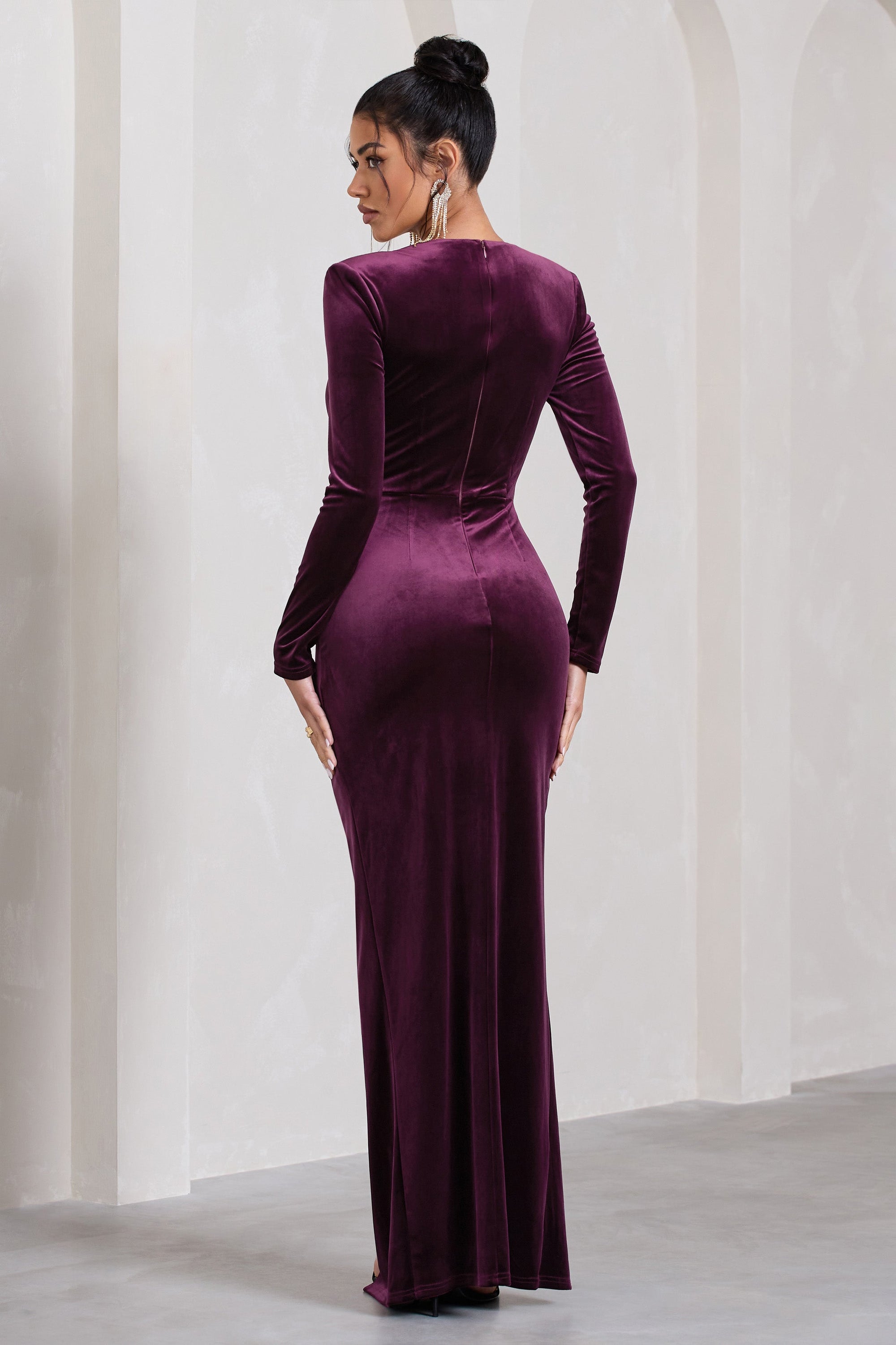 Vin Chaud | Vestido Largo de terciopelo púrpura oscuro con mangas largas y abertura.