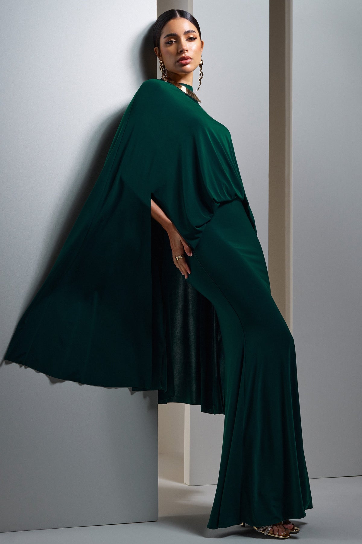 Charmaine | Vestido Largo Verde Botella de Cuello Alto con Capa