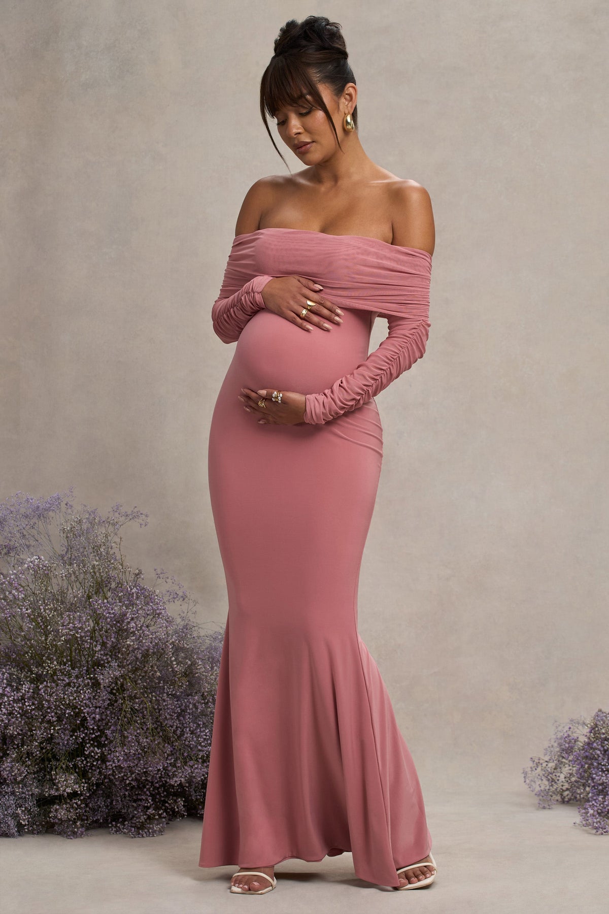 Pretty Perfect | Vestido Largo Bardot de premamá con Fruncido y Malla en Color Rosa empolvado