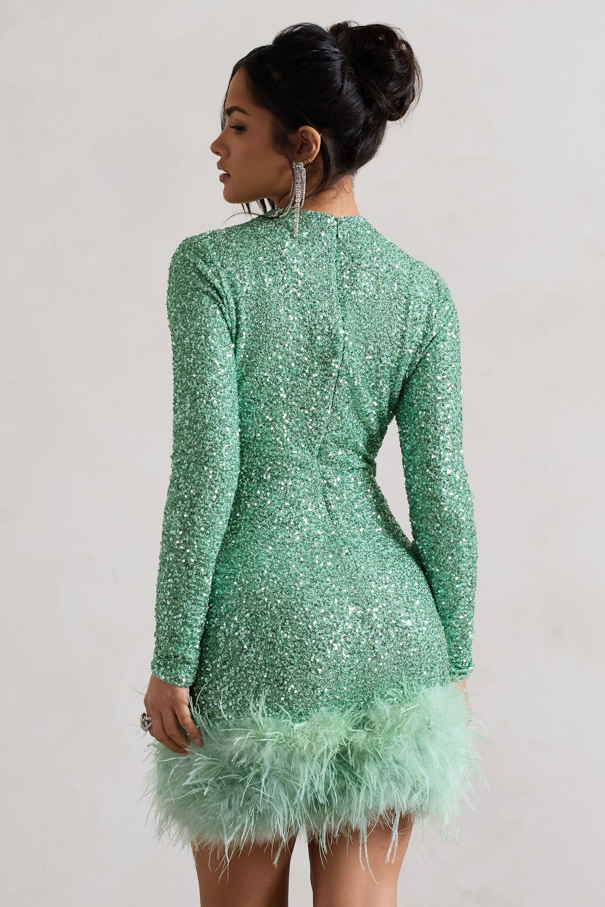 Claudia | Vestido corto de lentejuelas verde menta con dobladillo de plumas