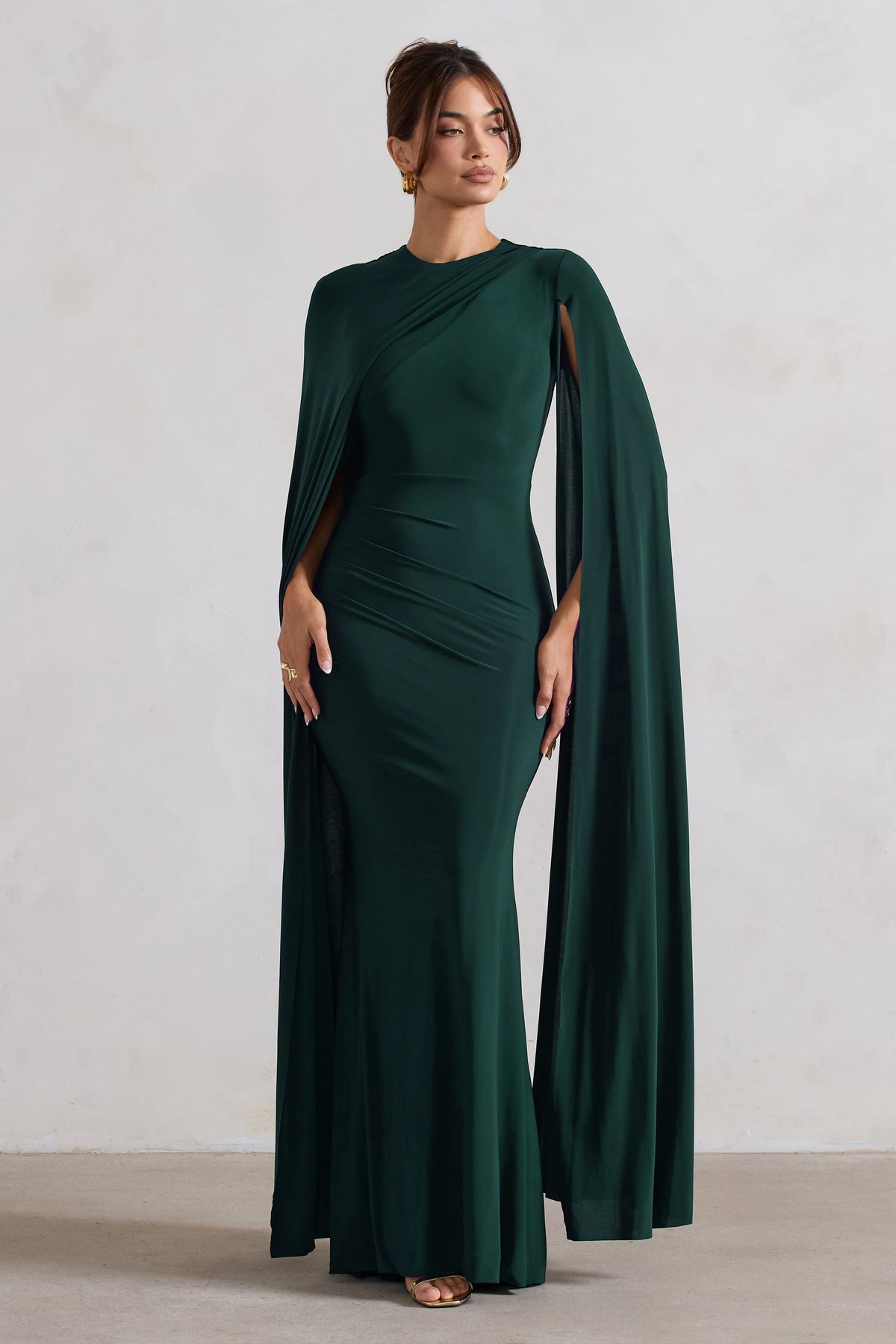 Magdelena | Vestido largo verde botella entallado con capa asimétrica